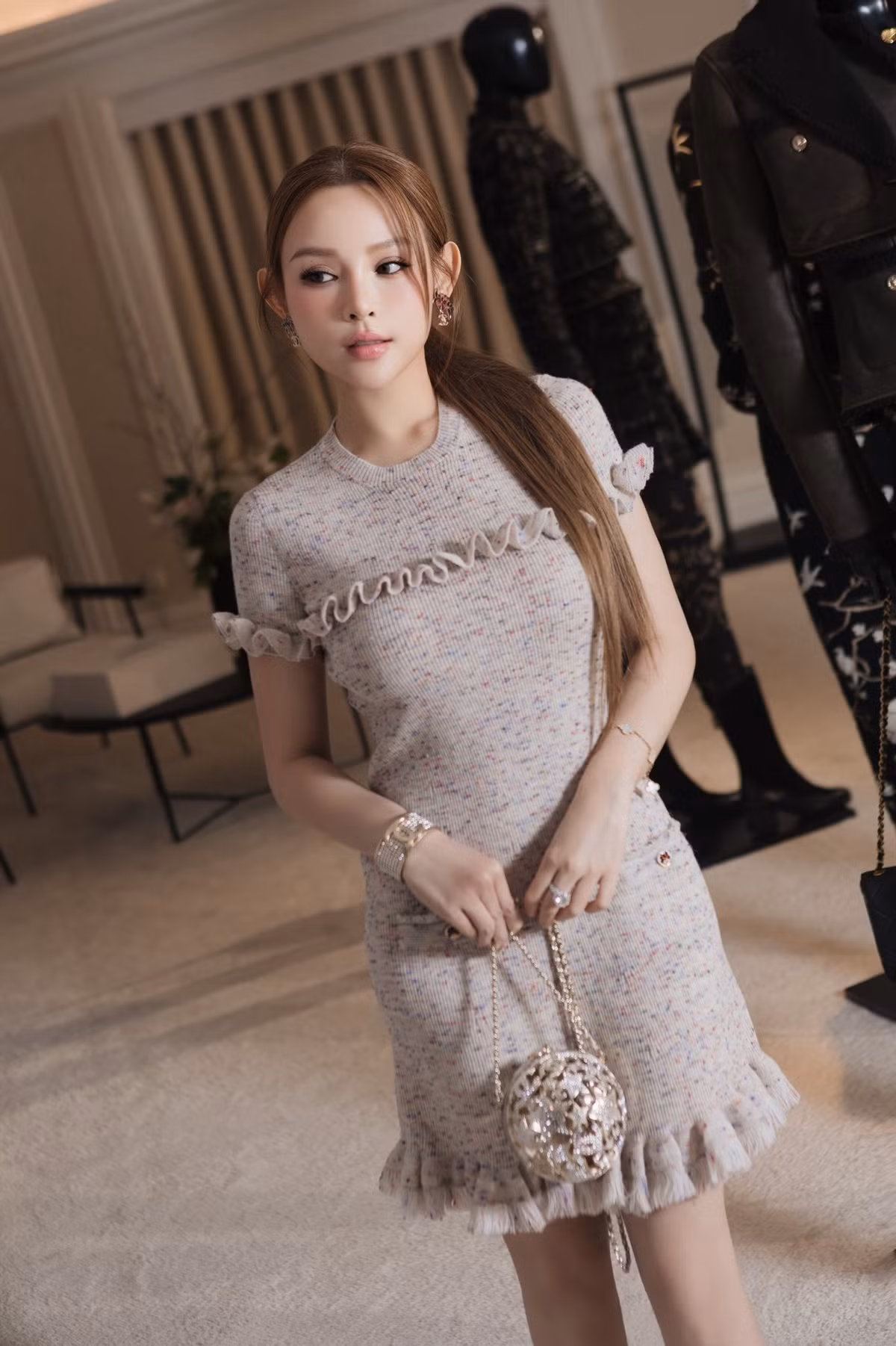 Làn da trắng sứ cùng gu thời trang tinh tế giúp cô luôn nổi bật trong mọi khung hình, dù là chụp chính diện hay góc nghiêng thần thánh. (Ảnh: IGNV)