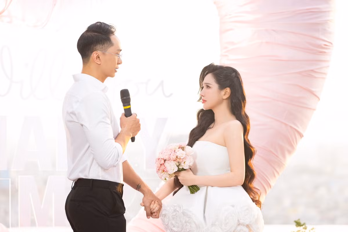 Nhiều người hâm mộ đã ví màn cầu hôn của Viên Vibi như một "happy ending" của một câu chuyện cổ tích hiện đại. (Ảnh: FB Viên Vibi)