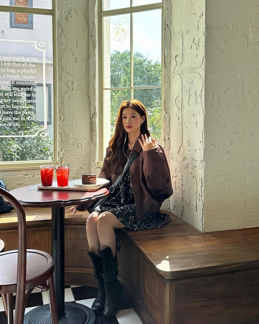 Trong những hình ảnh mới nhất, Mai Hương đã khéo léo lựa chọn set đồ mang đậm tinh thần của nữ chính. Điểm nhấn chính là chiếc áo khoác da lộn tông màu nâu trầm ấm - item "đinh" tạo nên vẻ ngoài vừa cổ điển, vừa hiện đại. (Ảnh: IGNV)