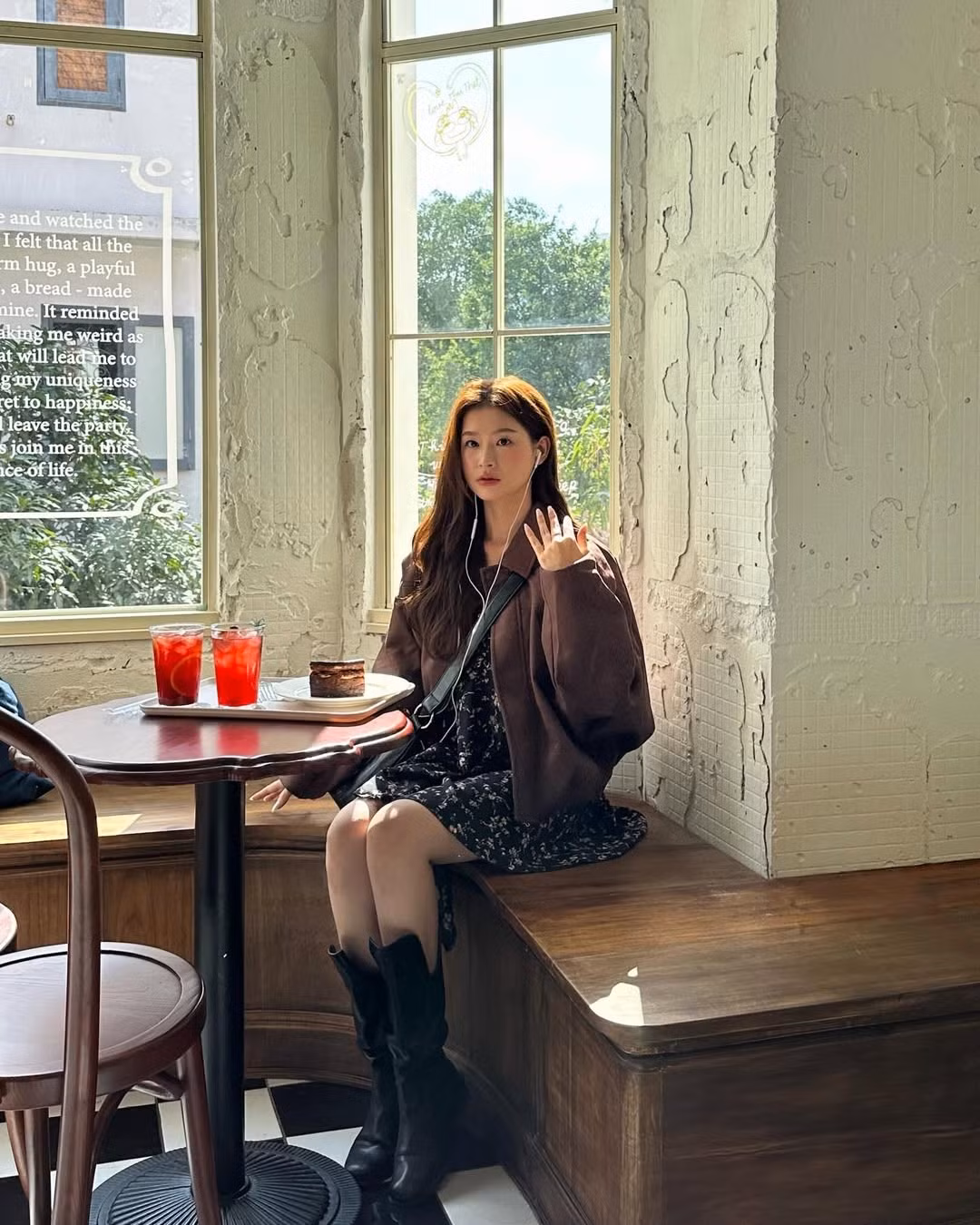 Trong những hình ảnh mới nhất, Mai Hương đã khéo léo lựa chọn set đồ mang đậm tinh thần của nữ chính. Điểm nhấn chính là chiếc áo khoác da lộn tông màu nâu trầm ấm - item "đinh" tạo nên vẻ ngoài vừa cổ điển, vừa hiện đại. (Ảnh: IGNV)