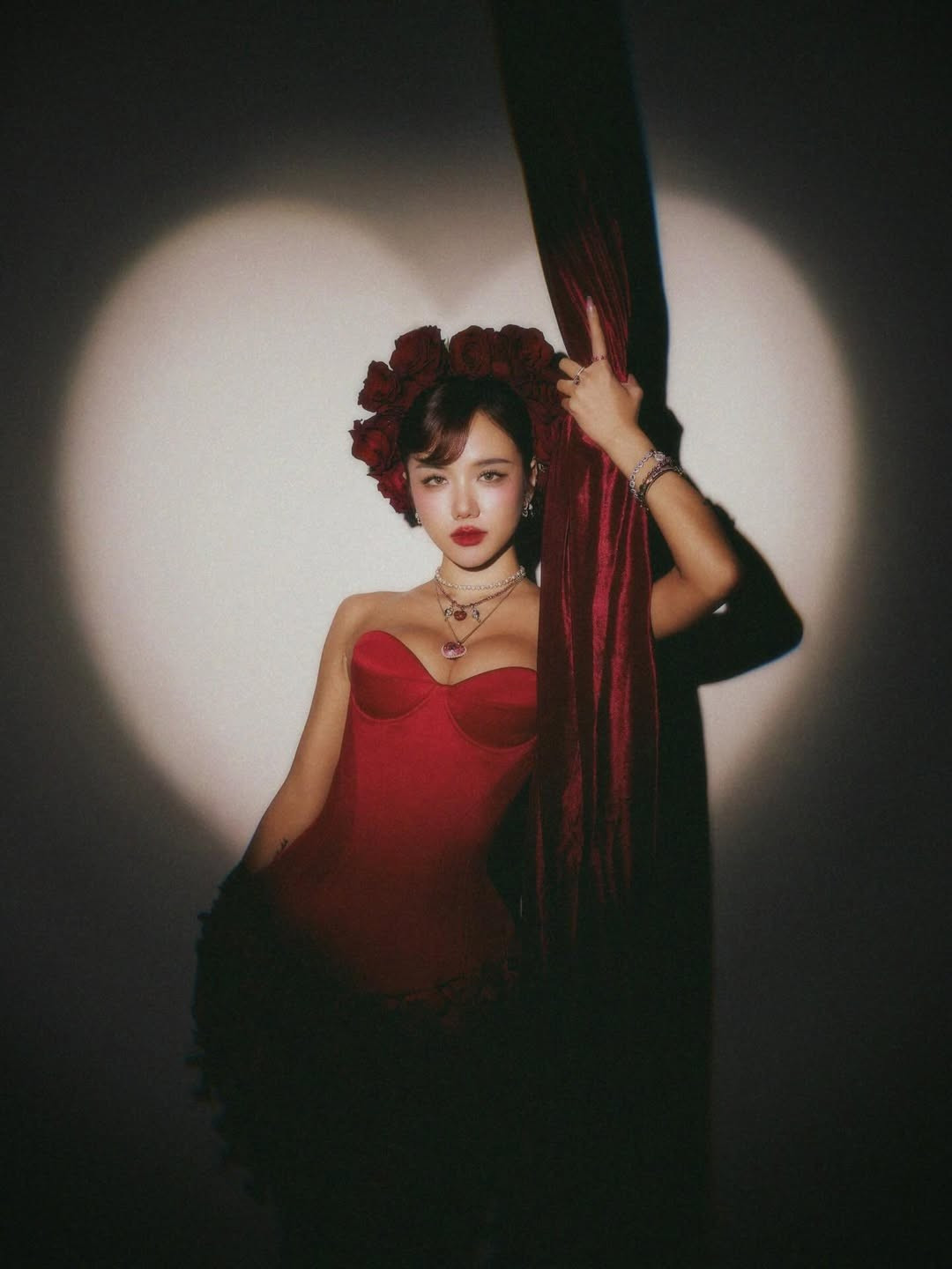 Cô nàng thường xuyên xuất hiện với những trang phục táo bạo, phóng khoáng, khoe trọn vóc dáng nóng bỏng. (Ảnh: IGNV)