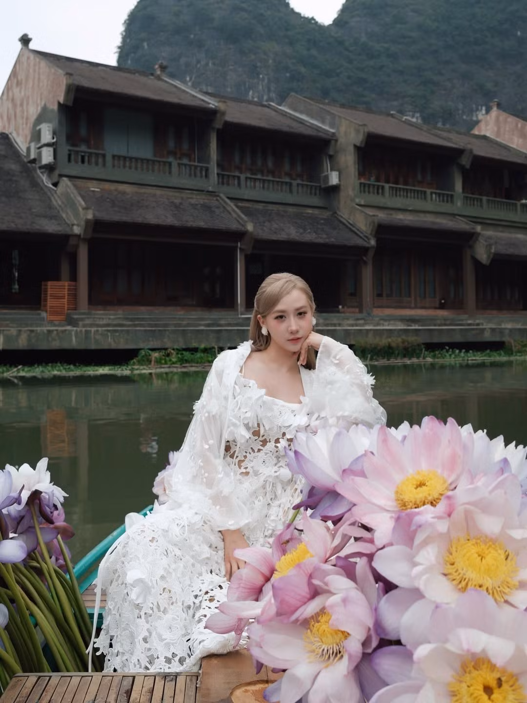 Trong bộ ảnh này, Kiều Ly Phạm ưu tiên những góc chụp sâu lắng, biểu cảm nhẹ nhàng. Ánh mắt mơ màng cùng nụ cười rạng rỡ của cô đã chiếm trọn cảm tình của người hâm mộ. (Ảnh: IGNV)