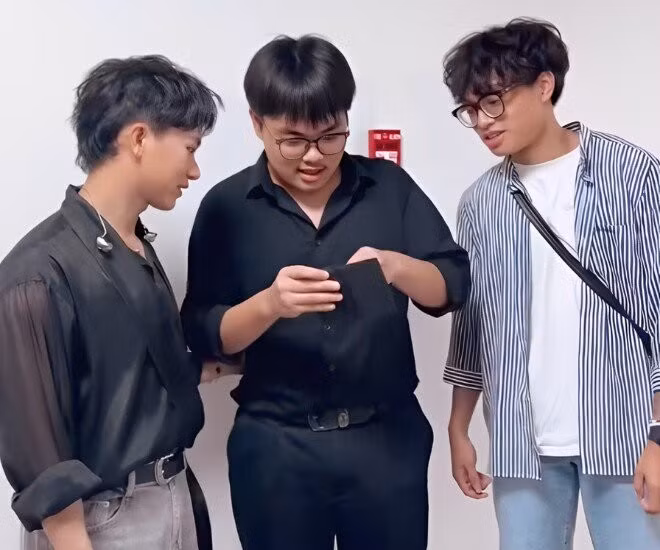 Trước đó, khi xuất hiện tại liveshow mới đây của Quốc Thiên và Bùi Công Nam diễn ra ở Hà Nội, Bi béo cũng khiến khán giả bất ngờ khi ngoại hình thay đổi đến mức khó nhận ra.