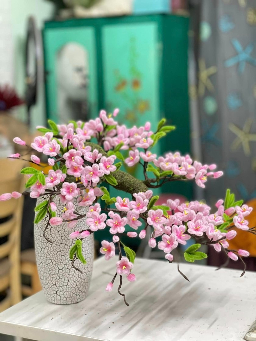 Dạo quanh các hội nhóm decor và mạng xã hội những ngày cận Tết, không khó để bắt gặp những hình ảnh rực rỡ của các chậu Lan Hồ Điệp, hoa Đào, hoa Sen hay thậm chí là những bình lúa vàng óng. Nhìn xa, ai cũng ngỡ là hoa thật hoặc đồ nhựa cao cấp, nhưng nhìn kỹ, đó lại là sản phẩm được làm hoàn toàn từ kẽm nhung.