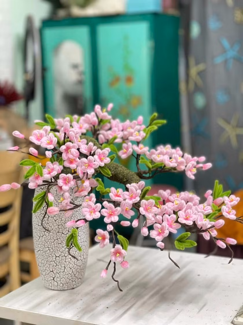 Dạo quanh các hội nhóm decor và mạng xã hội những ngày cận Tết, không khó để bắt gặp những hình ảnh rực rỡ của các chậu Lan Hồ Điệp, hoa Đào, hoa Sen hay thậm chí là những bình lúa vàng óng. Nhìn xa, ai cũng ngỡ là hoa thật hoặc đồ nhựa cao cấp, nhưng nhìn kỹ, đó lại là sản phẩm được làm hoàn toàn từ kẽm nhung.