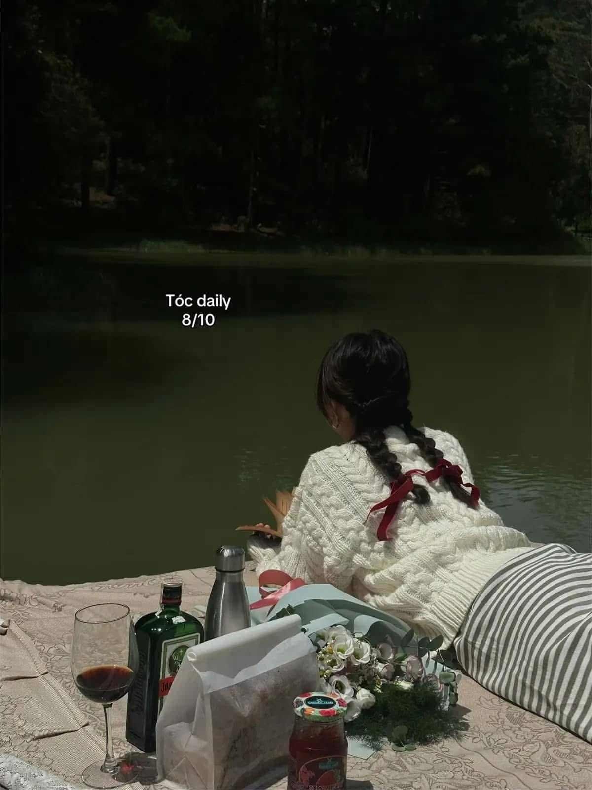 Nhìn vào những lọn tóc được đan cài khéo léo, nhiều người sẽ lầm tưởng đây là tác phẩm của một stylist chuyên nghiệp thay vì một "tay ngang".