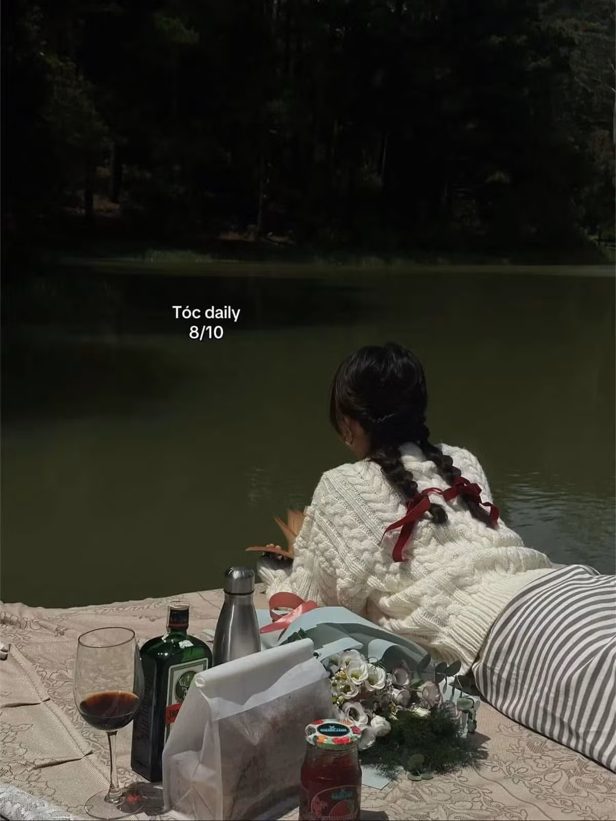 Nhìn vào những lọn tóc được đan cài khéo léo, nhiều người sẽ lầm tưởng đây là tác phẩm của một stylist chuyên nghiệp thay vì một "tay ngang".