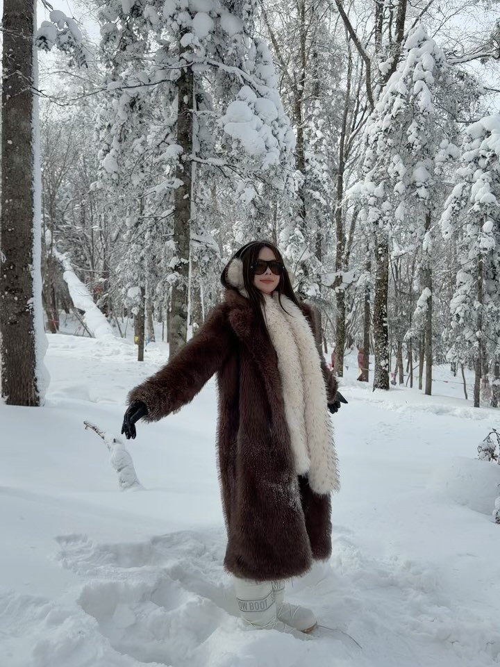 Mới đây, trên trang cá nhân, Tiktoker Võ Nữ Ngân Hà đã đăng tải loạt ảnh check-in cực chất tại Snow Village Harbin - điểm đến hot nhất nhì mùa đông năm nay dành cho những tín đồ "săn tuyết".