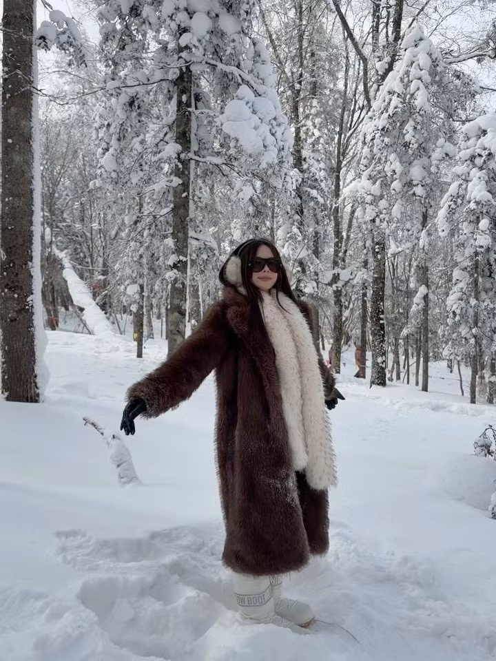 Mới đây, trên trang cá nhân, Tiktoker Võ Nữ Ngân Hà đã đăng tải loạt ảnh check-in cực chất tại Snow Village Harbin - điểm đến hot nhất nhì mùa đông năm nay dành cho những tín đồ "săn tuyết".