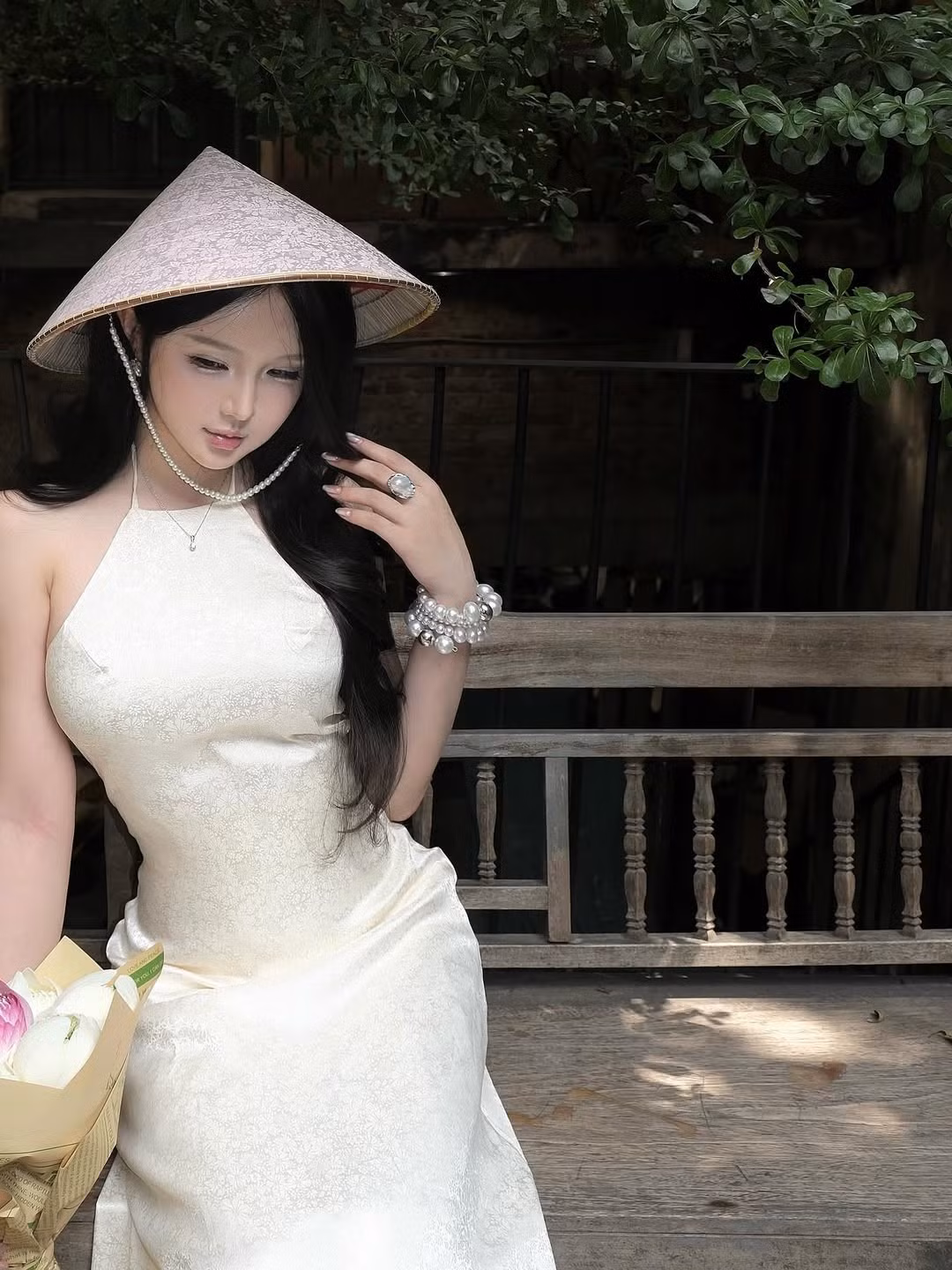 Trước đó, Nguyễn Hạnh cũng từng "gây sốt" với bộ ảnh hóa thân thành cô gái vùng cao giữa núi rừng Tây Bắc hay những khoảnh khắc check-in tại các địa điểm nổi tiếng, cho thấy sự linh hoạt và biến hóa không ngừng trong phong cách cá nhân. (Ảnh: IGNV)