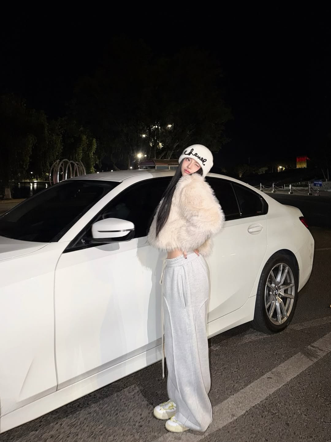 Không chỉ gây ấn tượng bởi nhan sắc, bộ ảnh còn ghi điểm bởi bối cảnh chụp đêm đầy nghệ thuật bên cạnh chiếc xế hộp trắng sang trọng. Ciin cho thấy khả năng bắn ảnh chuyên nghiệp của một "hot TikToker" hàng đầu. (Ảnh: IGNV)