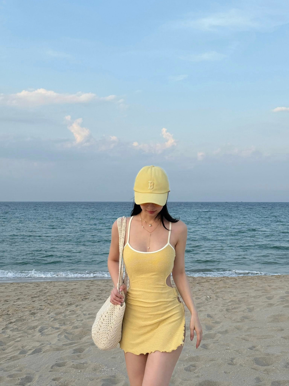 Với chiếc váy cut-out táo bạo, cô nàng khoe trọn vóc dáng thon gọn, nuột nà cùng "tỉ lệ vàng" đáng ngưỡng mộ. (Ảnh: IGNV)