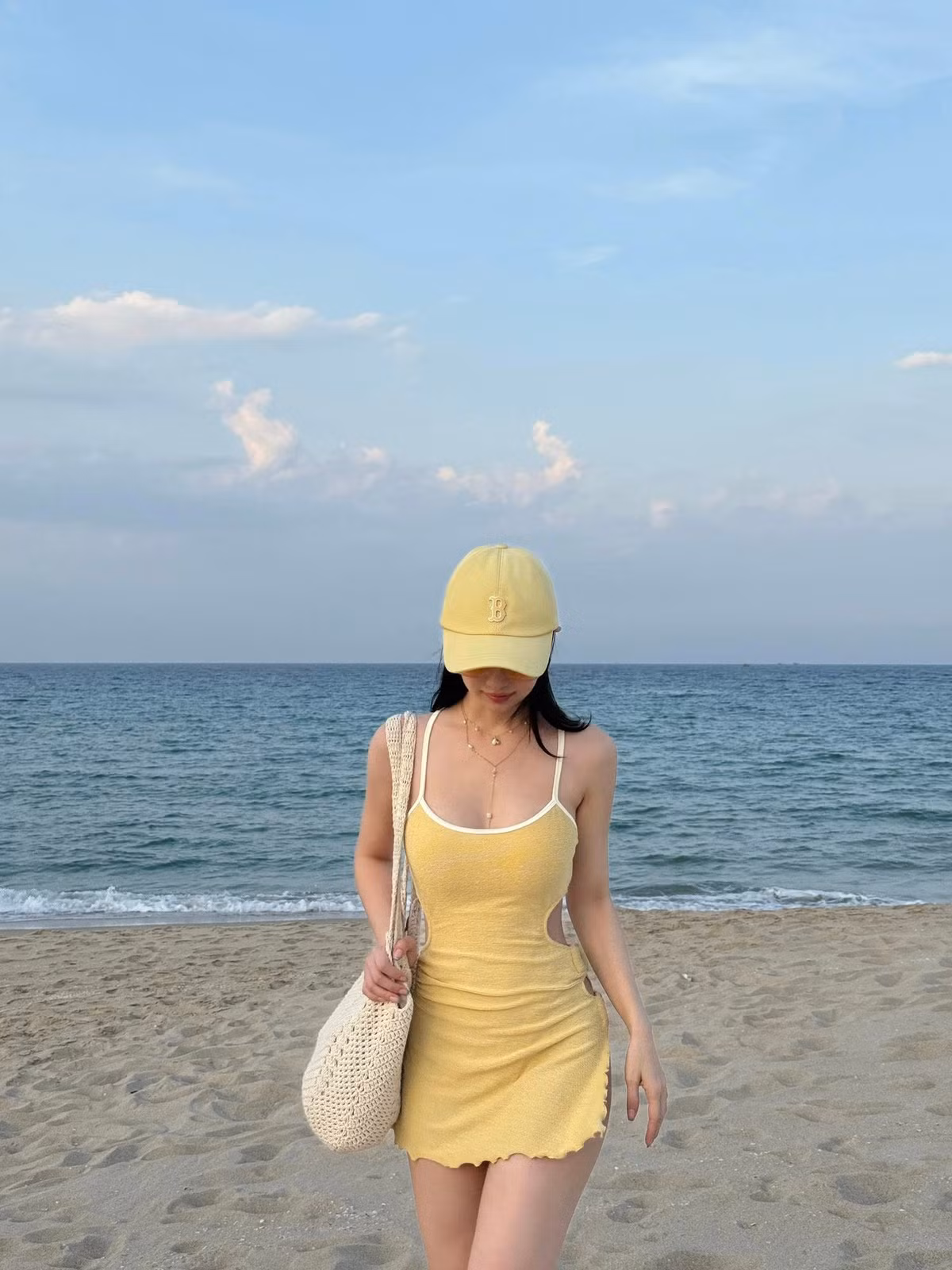 Với chiếc váy cut-out táo bạo, cô nàng khoe trọn vóc dáng thon gọn, nuột nà cùng "tỉ lệ vàng" đáng ngưỡng mộ. (Ảnh: IGNV)