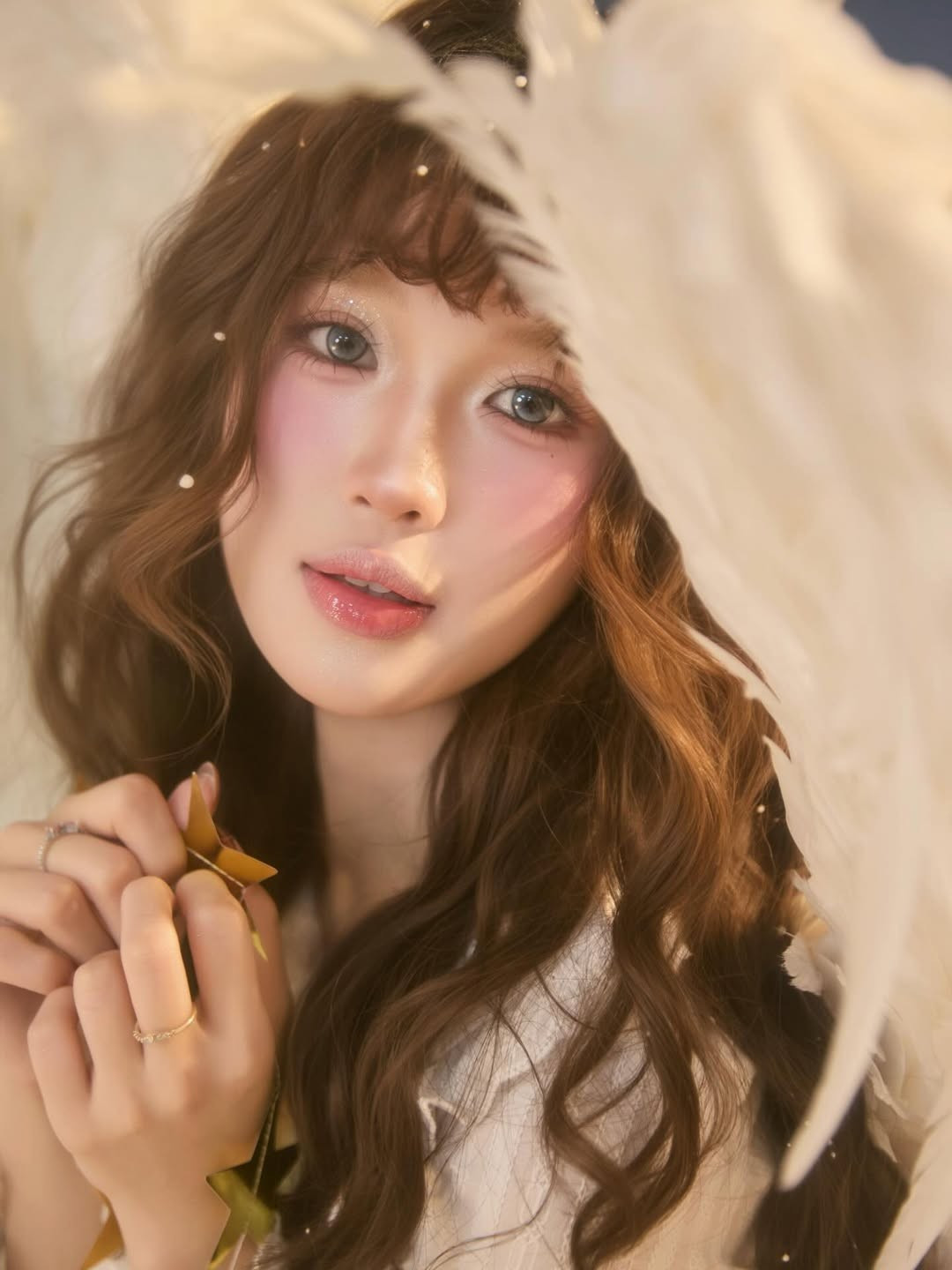 Trong bộ ảnh mới nhất chào đón mùa lễ hội, TikToker Wyn Anh đã khiến cộng đồng mạng một phen “chao đảo” khi xuất hiện với tạo hình thiên thần cực kỳ xinh đẹp và thoát tục. (Ảnh: IGNV)