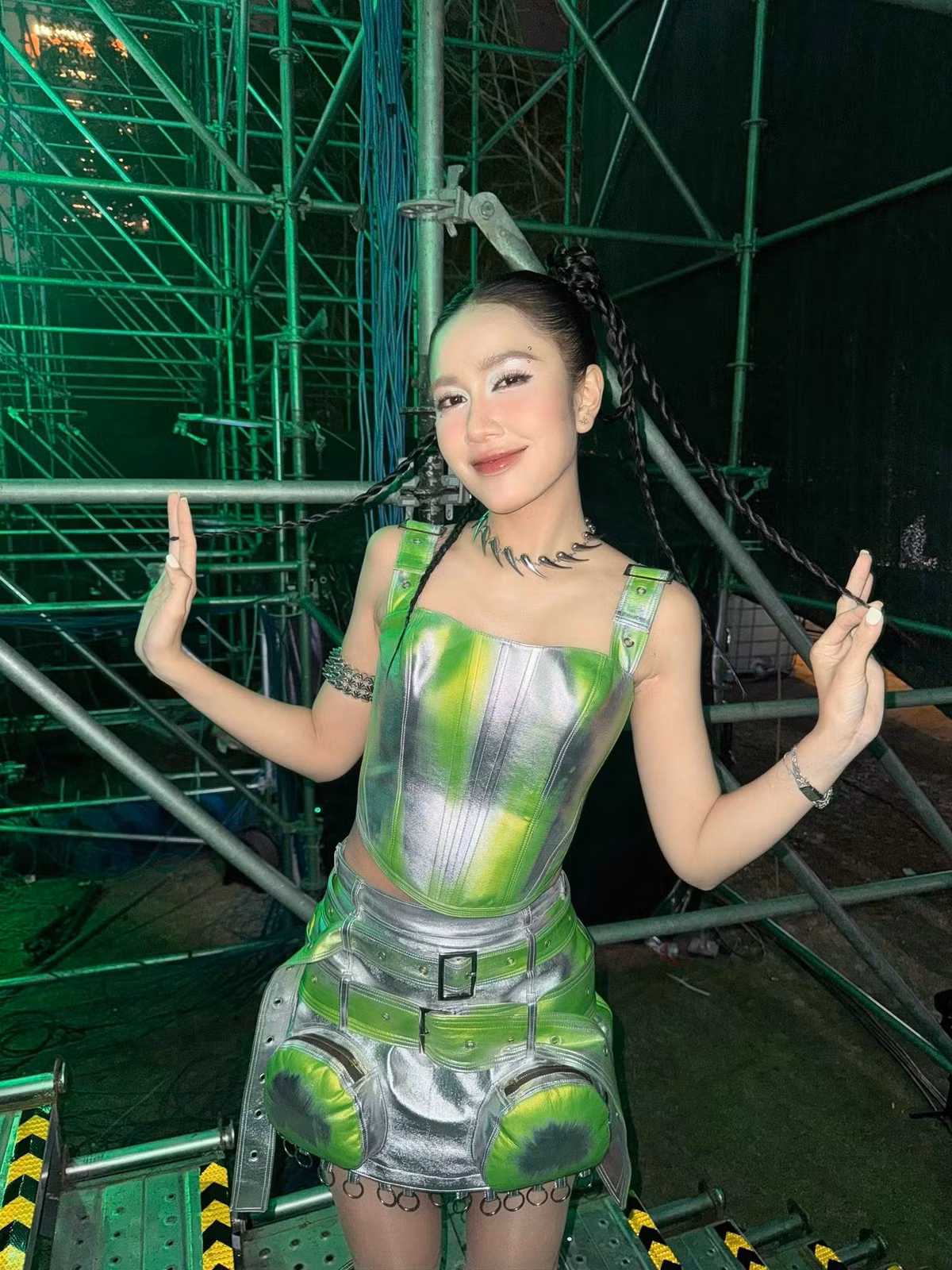 Cô ưu tiên những thiết kế ôm sát, áo crop-top hoặc trang phục mang hơi hướng sporty-chic để thuận tiện cho việc chơi nhạc mà vẫn khoe khéo được vòng eo thon gọn và đôi chân dài. (Ảnh: FBNV)