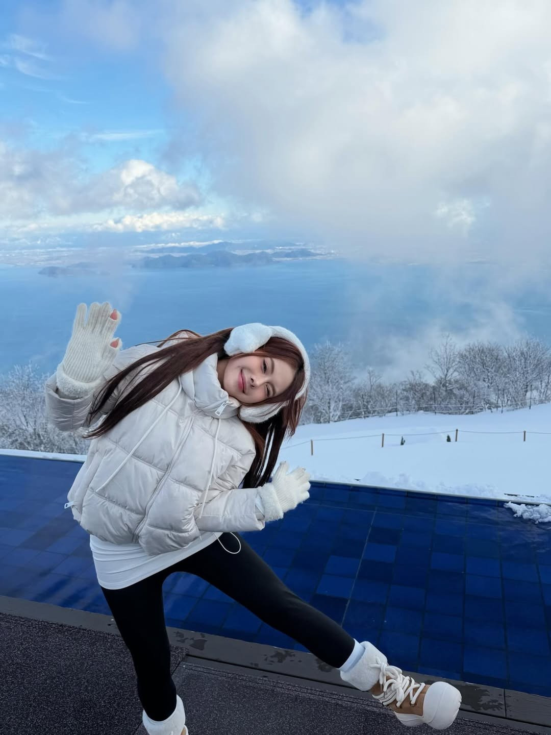 Chiếc áo phao béo mix cùng chụp tai lông xù và đôi boots tuyết khổng lồ không chỉ giúp cô giữ ấm mà còn tạo nên vẻ ngoài đáng yêu như nhân vật bước ra từ truyện tranh. (Ảnh: IGNV)