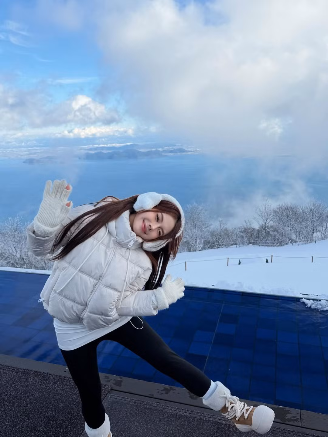 Chiếc áo phao béo mix cùng chụp tai lông xù và đôi boots tuyết khổng lồ không chỉ giúp cô giữ ấm mà còn tạo nên vẻ ngoài đáng yêu như nhân vật bước ra từ truyện tranh. (Ảnh: IGNV)