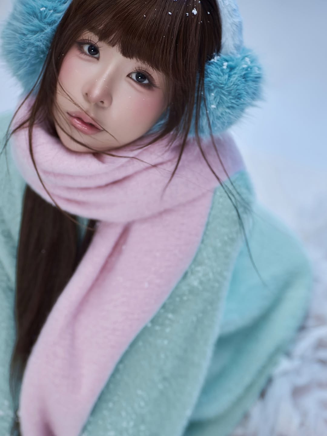 Sự kết hợp tinh tế giữa các gam màu pastel như xanh mint của áo len, hồng kẹo ngọt của khăn choàng và xanh thiên thanh của mũ lông không chỉ tạo nên tổng thể hài hòa mà còn làm bật lên vẻ đẹp ngọt ngào, nữ tính của cô. (Ảnh: IGNV)