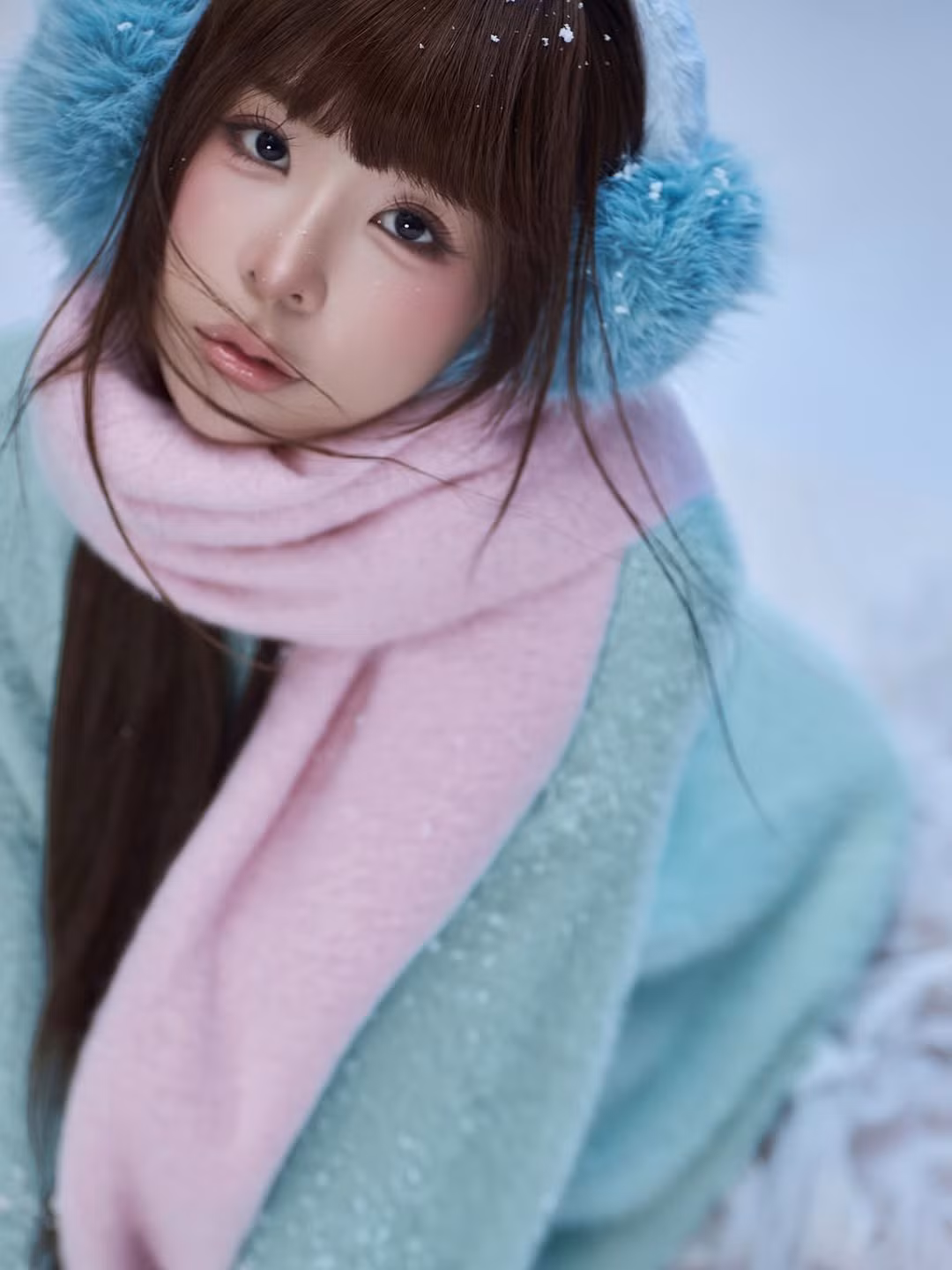 Sự kết hợp tinh tế giữa các gam màu pastel như xanh mint của áo len, hồng kẹo ngọt của khăn choàng và xanh thiên thanh của mũ lông không chỉ tạo nên tổng thể hài hòa mà còn làm bật lên vẻ đẹp ngọt ngào, nữ tính của cô. (Ảnh: IGNV)