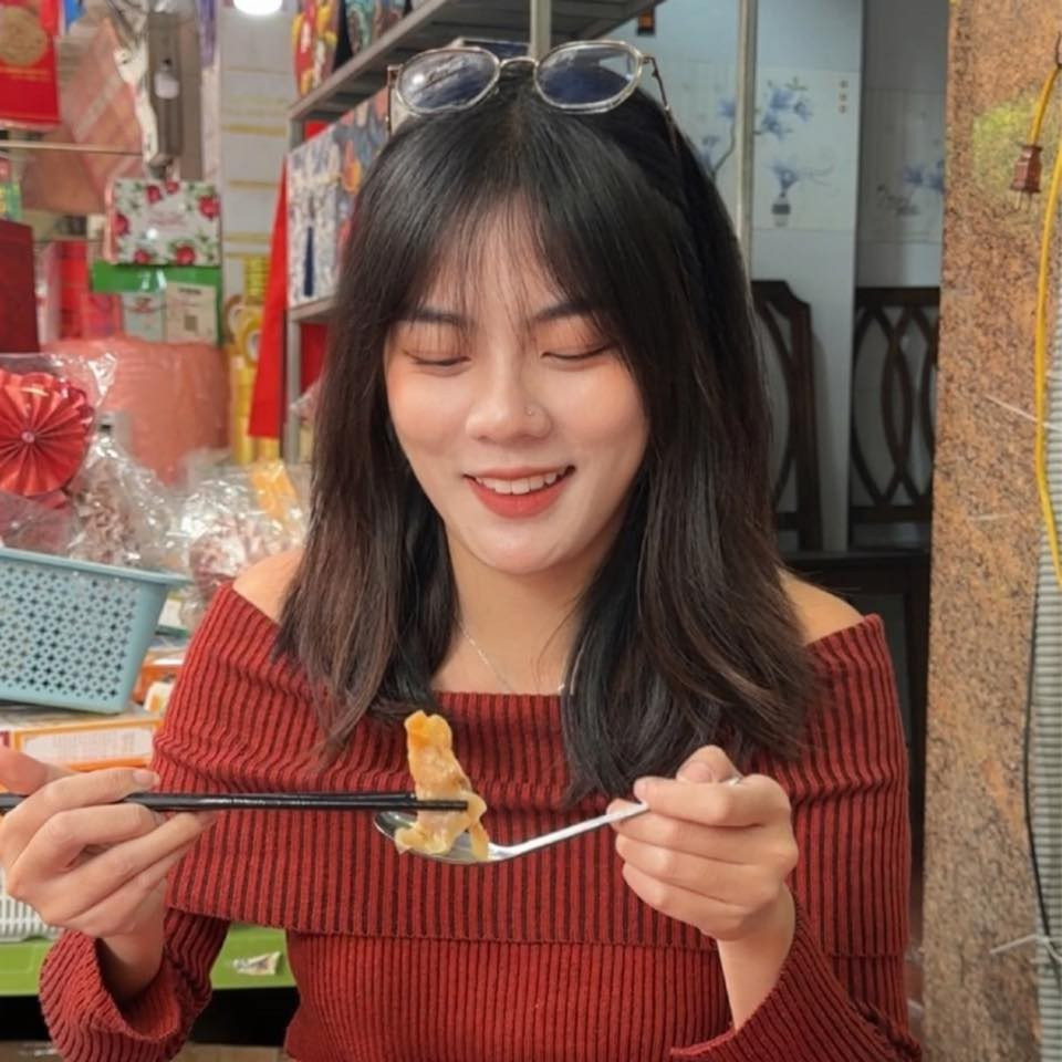 Xuất phát điểm là một người yêu thích khám phá, cô nàng bắt đầu xây dựng kênh "Thâu đi đâu" như một cuốn nhật ký hành trình. Với cách nói chuyện tự nhiên, gần gũi và tư duy hình ảnh tốt, các nội dung của cô nhanh chóng tiếp cận được lượng lớn khán giả trẻ. (Ảnh: FBNV)