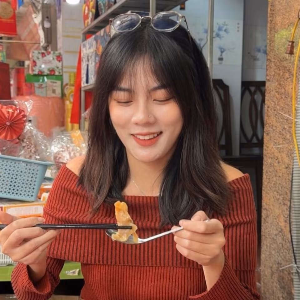 Xuất phát điểm là một người yêu thích khám phá, cô nàng bắt đầu xây dựng kênh "Thâu đi đâu" như một cuốn nhật ký hành trình. Với cách nói chuyện tự nhiên, gần gũi và tư duy hình ảnh tốt, các nội dung của cô nhanh chóng tiếp cận được lượng lớn khán giả trẻ. (Ảnh: FBNV)