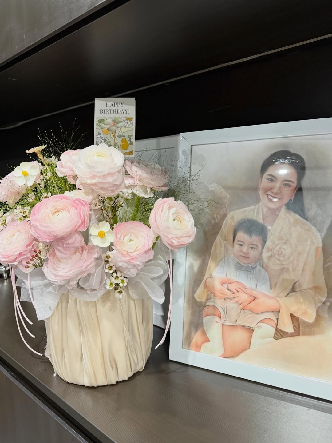 Qua những hình ảnh được chia sẻ, có thể thấy nữ MC nhận được sự yêu thương từ bạn bè qua loạt món quà đắt đỏ. (Ảnh: IGNV)