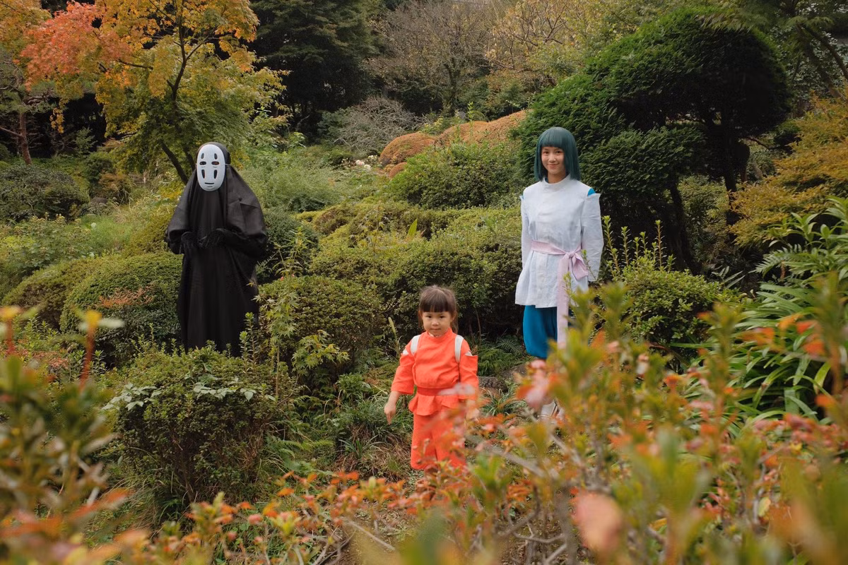 Năm ngoái, gia đình hot girl Salim đã "gây sốt" mạng xã hội với bộ ảnh Halloween cực kỳ sáng tạo và đầu tư. Năm nay, gia đình nhỏ lại một lần nữa khiến cư dân mạng trầm trồ khi đưa cả nhà "xuyên không" vào thế giới đầy màu sắc của Studio Ghibli, cụ thể là bộ phim kinh điển Spirited Away (Vùng đất linh hồn).