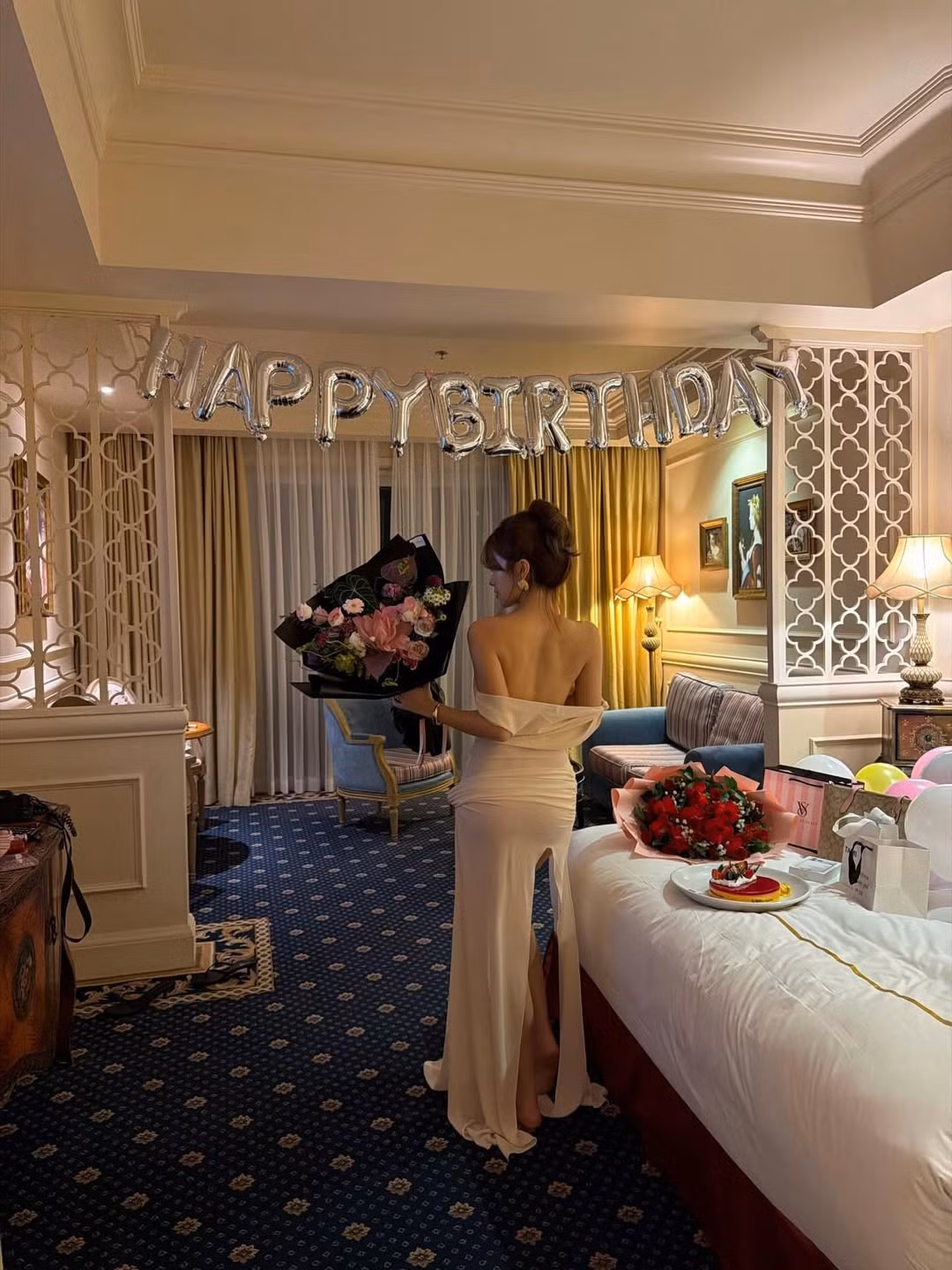 Lê Minh Bình nhẹ nhàng đặt nụ hôn lên trán bạn gái, trong khi Thụy Hân khẽ mỉm cười e ấp. Hình ảnh này đã "đốn tim" cộng đồng mạng, khẳng định tình yêu bền vững và ngọt ngào của cặp đôi sau nhiều năm hẹn hò.