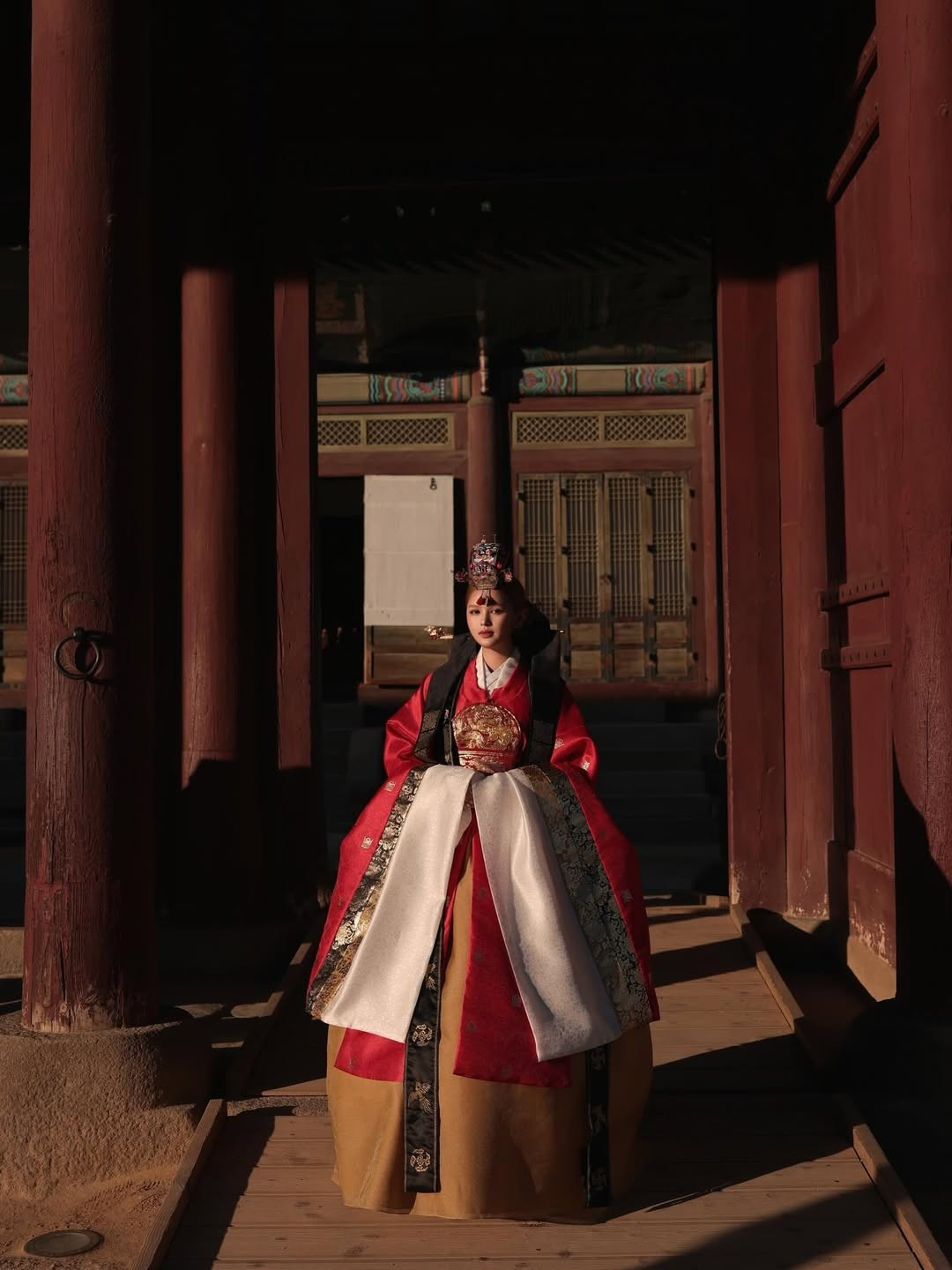 Một trong những trải nghiệm không thể thiếu khi đi Hàn Quốc chính là diện trang phục truyền thống chụp hình ở các cung điện. (Ảnh: IGNV)