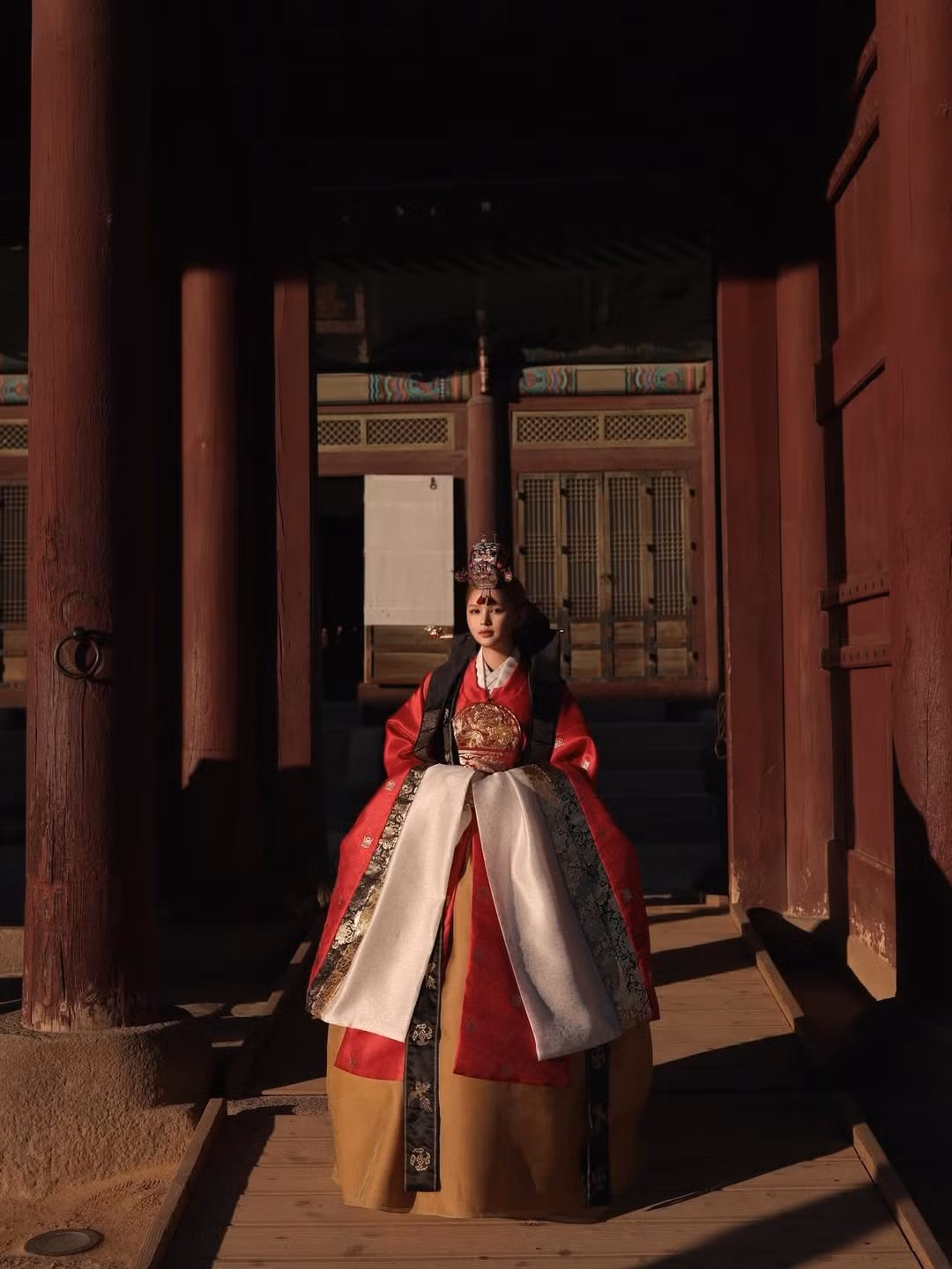 Một trong những trải nghiệm không thể thiếu khi đi Hàn Quốc chính là diện trang phục truyền thống chụp hình ở các cung điện. (Ảnh: IGNV)