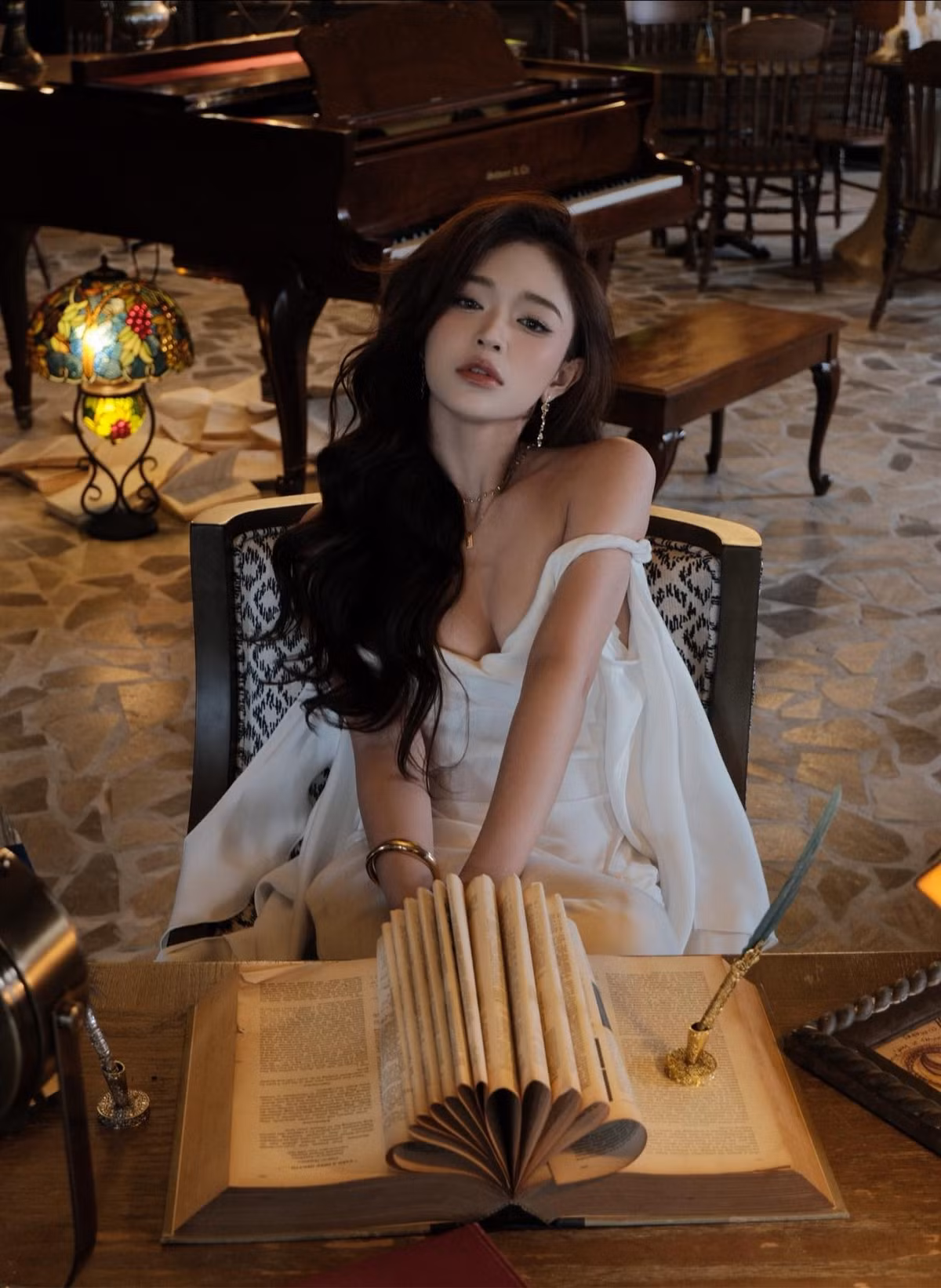 Rời xa hình ảnh nữ sinh ngây thơ, Mai Hà Hoàng Yến của hiện tại đã có một cuộc chuyển mình đầy ấn tượng. Cô không còn bó buộc mình trong những bộ trang phục đơn giản mà bắt đầu thử nghiệm nhiều phong cách đa dạng hơn.