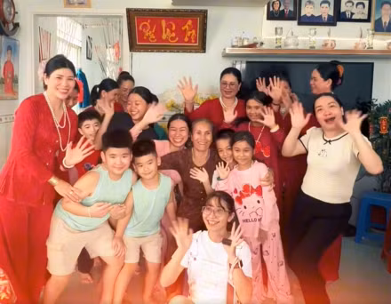 Nhiều bình luận được để lại dưới các video là những lời chúc chân thành cho gia đình mỗi người làm clip. (Ảnh: Nguyễn Mỹ Hạnh)