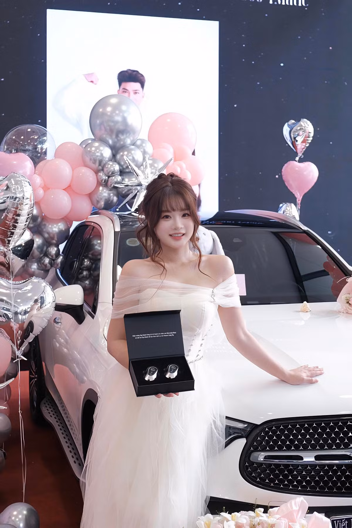 Bài đăng của Soanh và Lyly nhận về hàng chục nghìn lượt yêu thích chỉ trong thời gian ngắn. Nhiều bình luận bày tỏ sự ngưỡng mộ trước sự ga lăng của Soanh khi tặng bạn gái món quà xa xỉ.