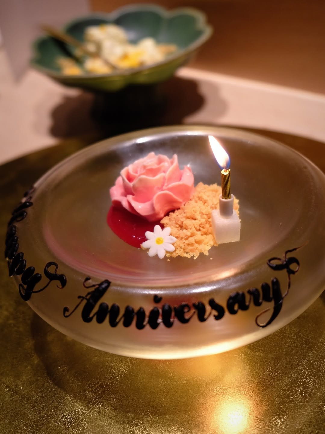 Đặc biệt, món tráng miệng được trang trí tỉ mỉ với dòng chữ "Happy Anniversary" cùng ngọn nến lung linh đã làm tăng thêm phần ngọt ngào cho không gian.