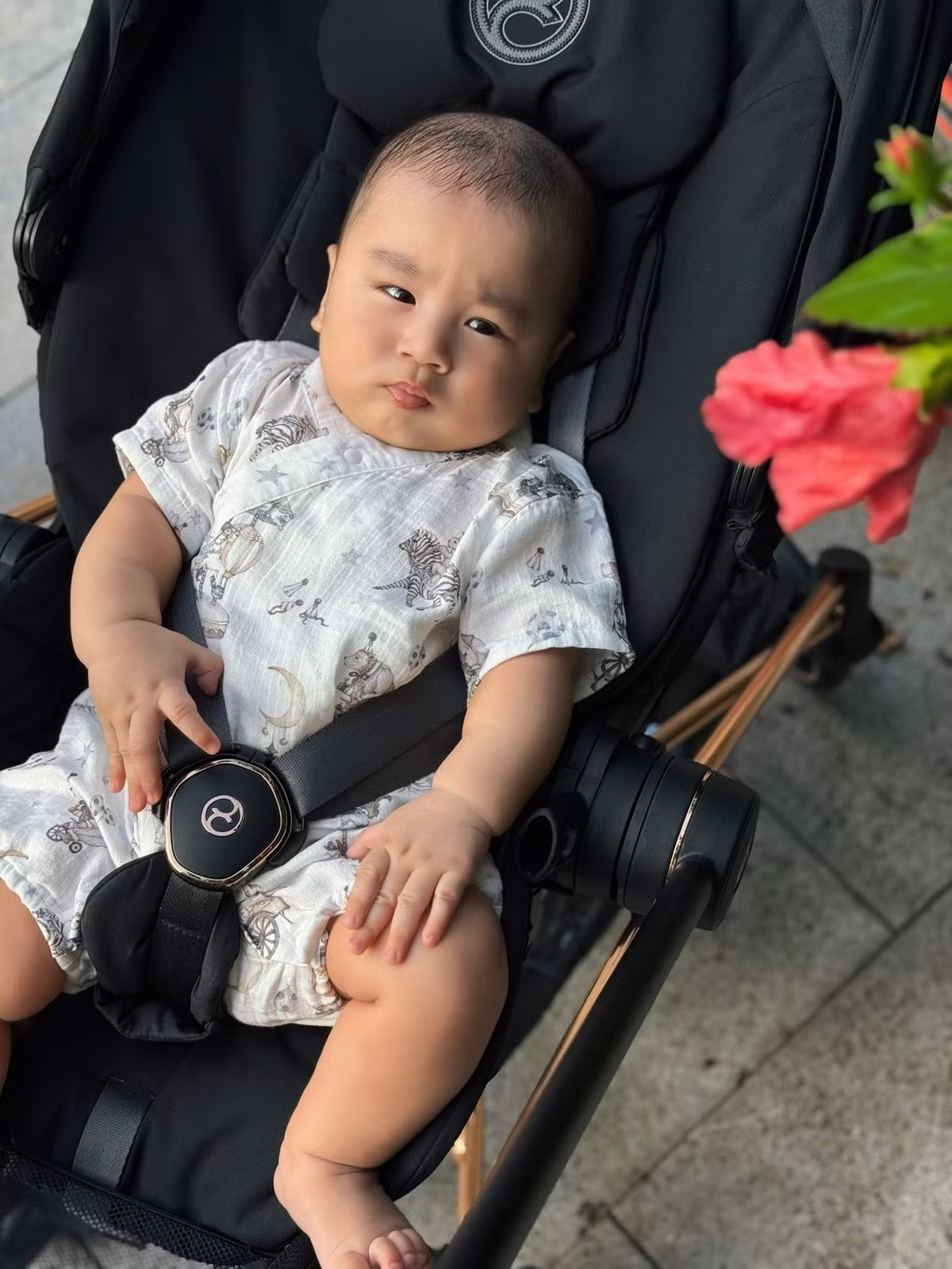 Kèm theo những hình ảnh đáng yêu, MC Mai Ngọc đã có những chia sẻ chân thành về hành trình làm mẹ: "Vèo cái em sắp 5 tháng tuổi rùi. Mới ngày nào từ trong bụng mẹ chui ra, bé xíu, giờ ôm đã đầy tay." (Ảnh: FBNV)