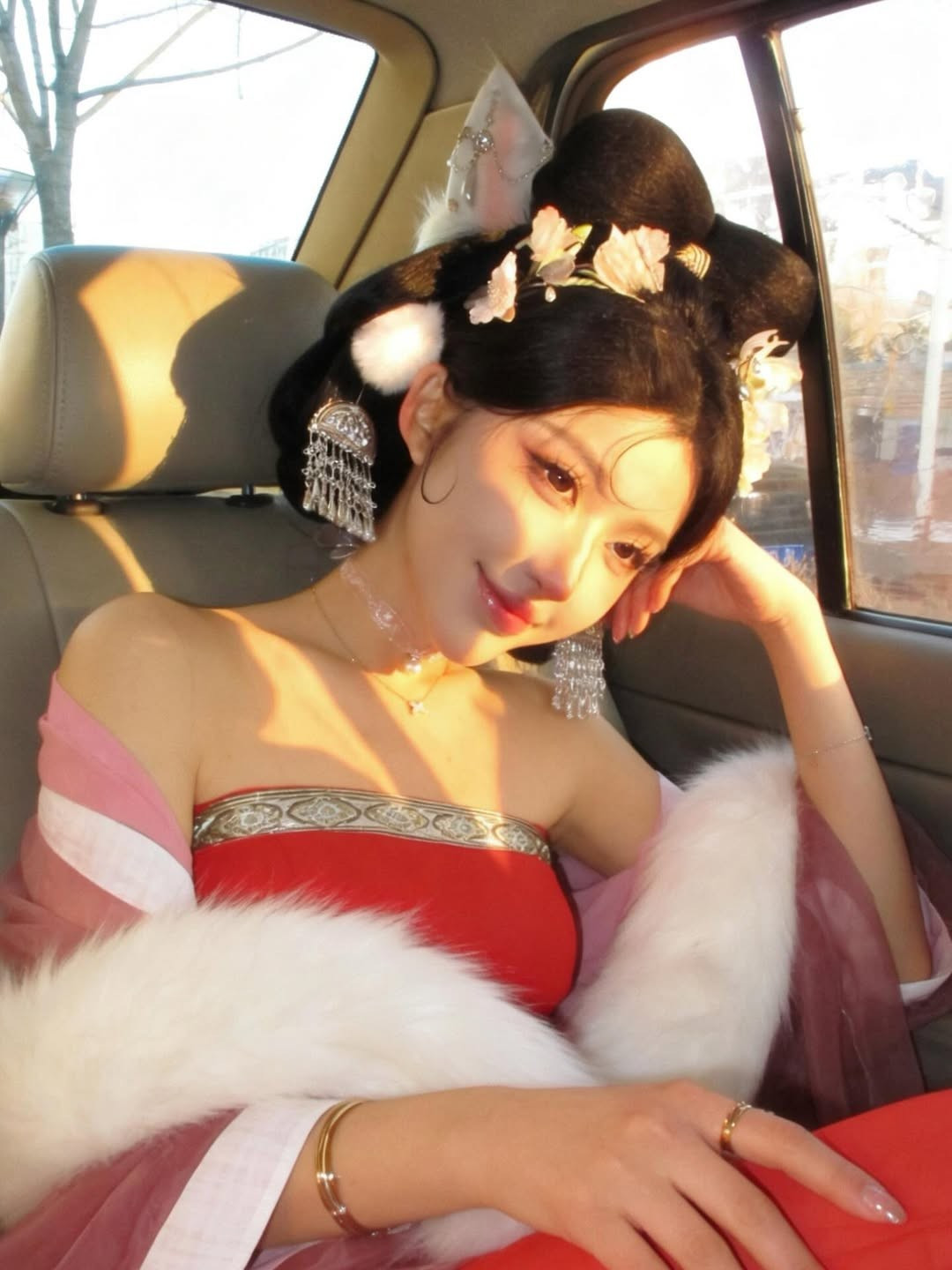 Tô Đát Kỷ là nhân vật lịch sử và thần thoại nổi tiếng, gắn liền với hình tượng yêu hồ ly tinh, được biết đến với vẻ đẹp "khuynh quốc khuynh thành" và sự mê hoặc. Trong bộ ảnh mới, cô nàng hot girl người Trung Quốc Yuzi (tên thật là Trương Vân Vân) đã lấy cảm hứng từ mỹ nhân Tô Đát Kỷ, khiến cộng đồng mạng xuýt xoa. (Ảnh: IGNV)