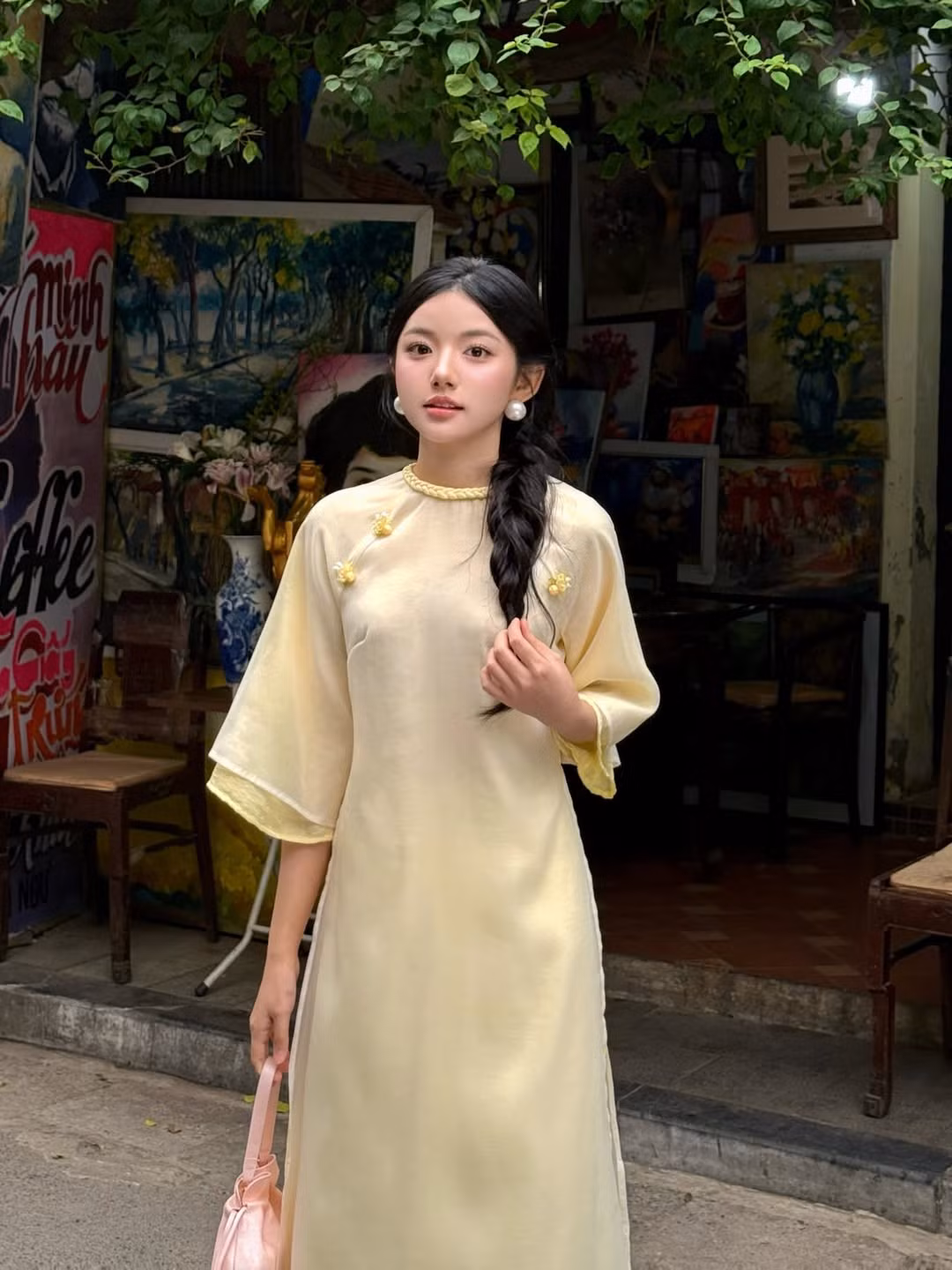 Bối cảnh được chọn là những góc phố cổ thân thuộc với mảng tường vàng rêu phong, những cửa hàng bán khuôn bánh gỗ thủ công và các phòng tranh đầy nghệ thuật. (Ảnh: IGNV)