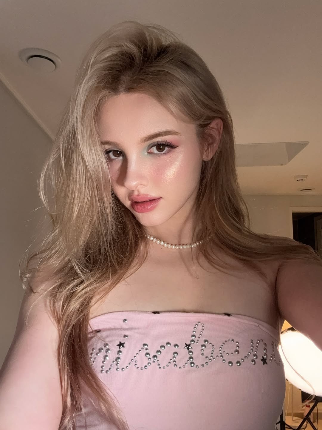 Elina Karimova sinh năm 1998 tại Uzbekistan, cô chuyển đến sinh sống tại Hàn Quốc từ năm 4 tuổi, điều này giúp cô thành thạo tiếng Hàn cùng với tiếng Nga, tiếng Anh và tiếng Nhật. (Ảnh: IGNV)