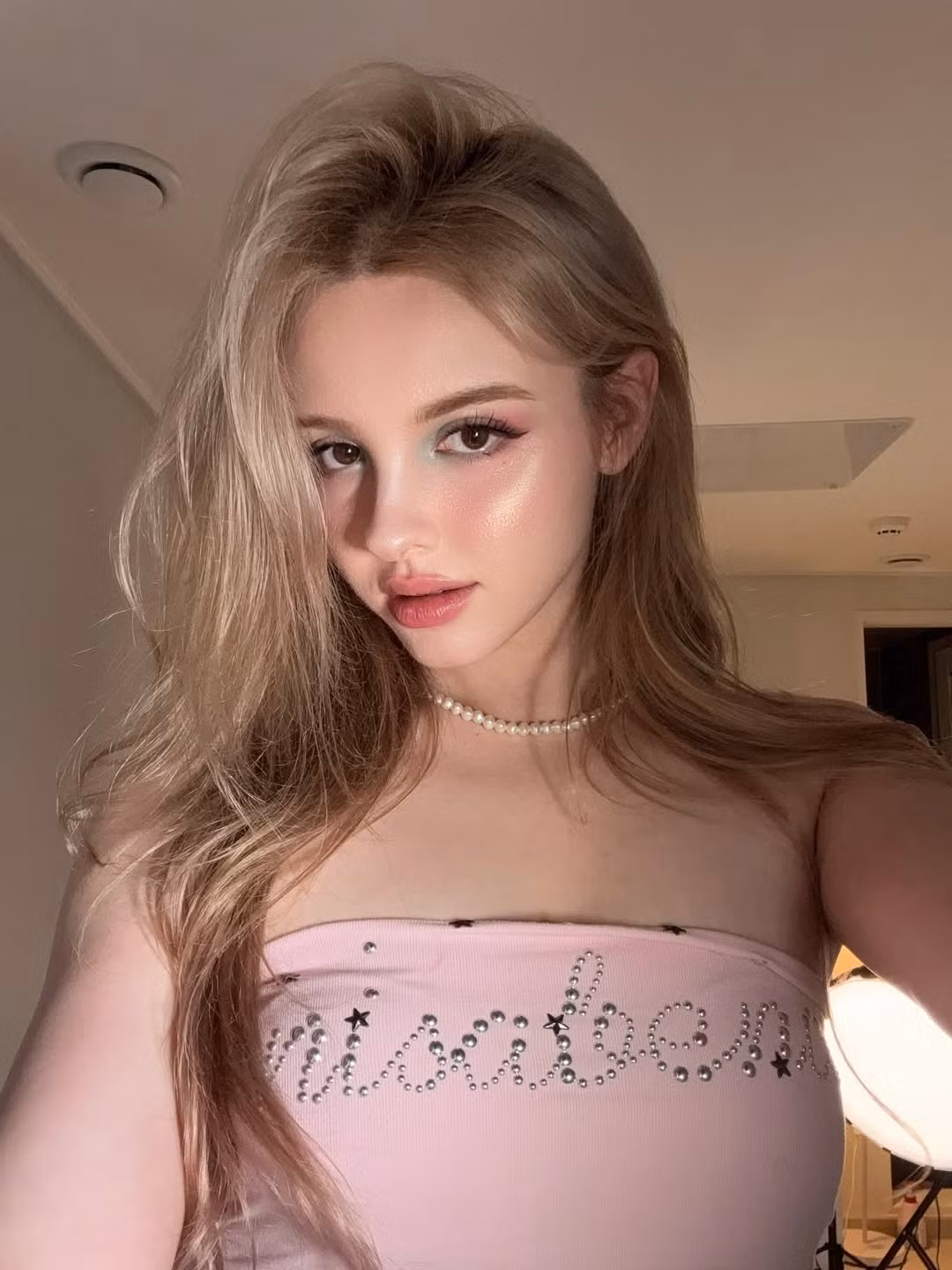 Elina Karimova sinh năm 1998 tại Uzbekistan, cô chuyển đến sinh sống tại Hàn Quốc từ năm 4 tuổi, điều này giúp cô thành thạo tiếng Hàn cùng với tiếng Nga, tiếng Anh và tiếng Nhật. (Ảnh: IGNV)