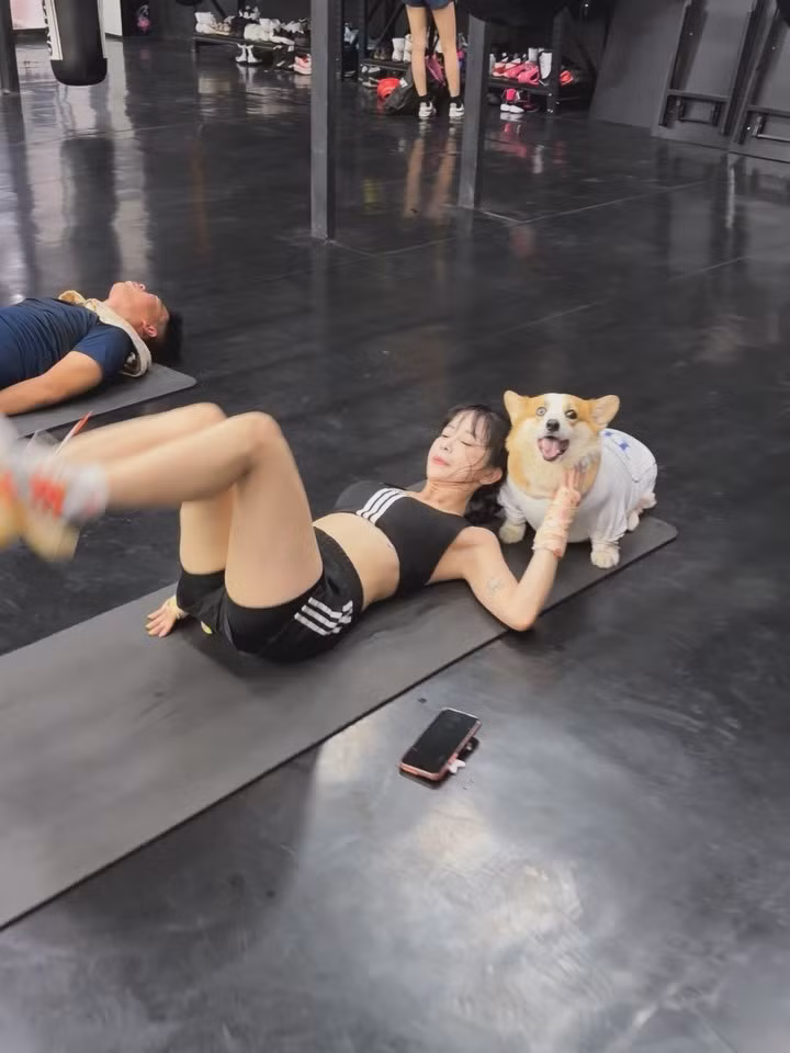 Trong một buổi tập luyện cùng "người bạn bốn chân" đáng yêu, Châu Tuyết Vân cũng không quên khoe khéo đôi chân thon dài, săn chắc khi thực hiện các bài tập chủ yếu cho nhóm cơ bụng. (Ảnh: IGNV)