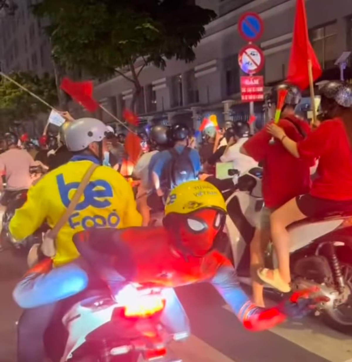 Team siêu nhân cũng tranh đi 'đi bão' khi trên đường giải cứu thế giới.