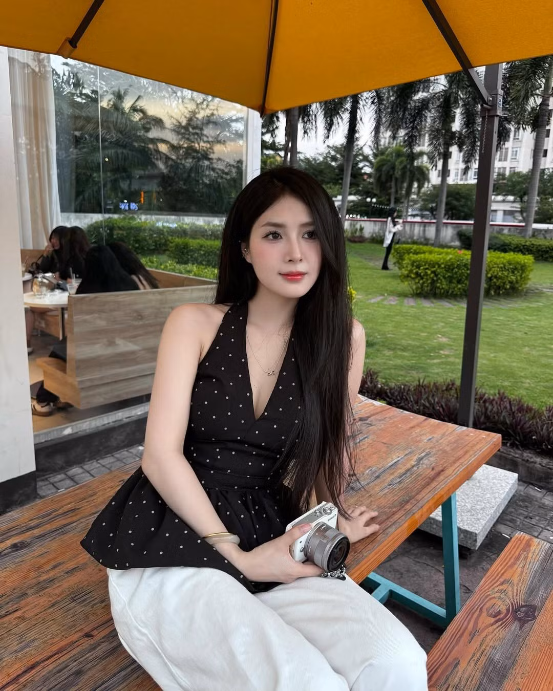 Không chỉ dừng lại ở TikTok, Quỳnh Alee còn là một streamer nổi tiếng trong cộng đồng game thủ, sở hữu tài khoản Facebook và Instagram với lượng tương tác "khủng".