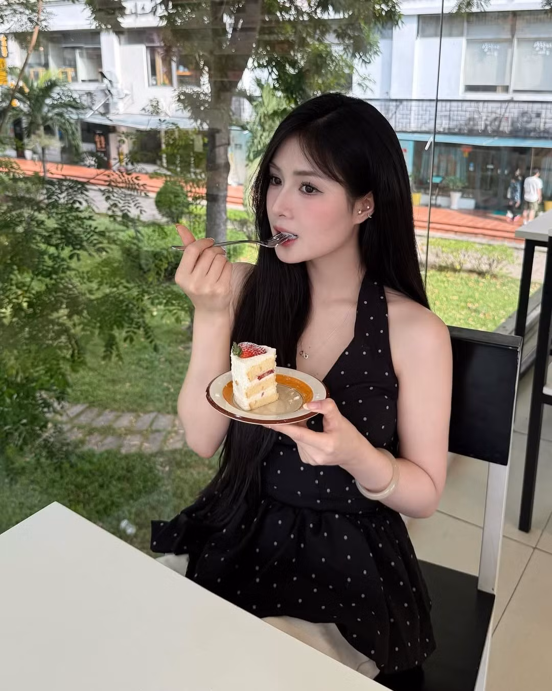 Phong cách của Quỳnh Alee rất đa dạng, từ năng động, cá tính đến thanh lịch, gợi cảm, tùy thuộc vào bối cảnh cô nàng xuất hiện. Tuy nhiên, dù ở phong cách nào, cô nàng vẫn giữ được nét riêng, đó là sự tự tin và thần thái cuốn hút.