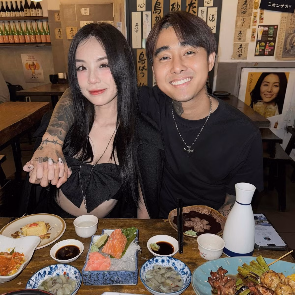 Một số người khác đã đồng tình với lời đáp trả thẳng thừng của Cindy Lư, cho rằng thiệp cưới của người ta thì chỉ cần chủ nhân thích là được, người ngoài không nên bàn tán thêm.