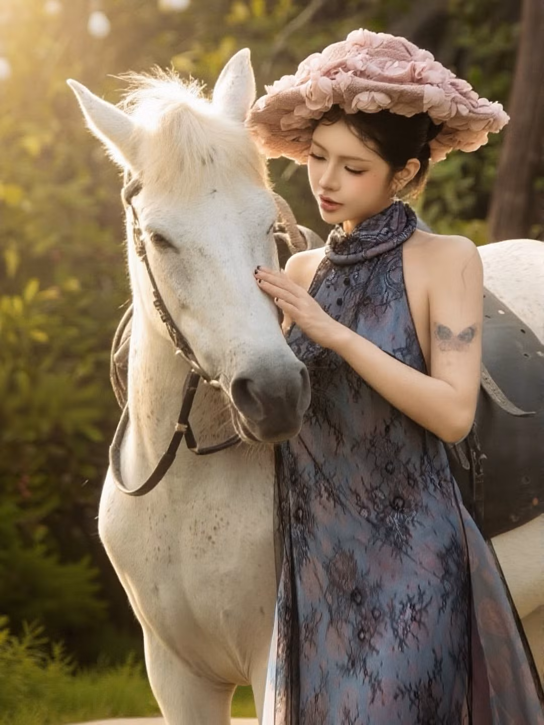 Không chỉ tập trung vào trang phục, sự tương tác giữa Ciin và chú ngựa trắng cũng là một điểm sáng của bộ ảnh. Từ những khoảnh khắc nhẹ nhàng vuốt ve cho đến lúc mạnh dạn ngồi vững chãi trên lưng ngựa, cô nàng đều thể hiện sự tự tin và thần thái đỉnh cao. (Ảnh: IGNV)