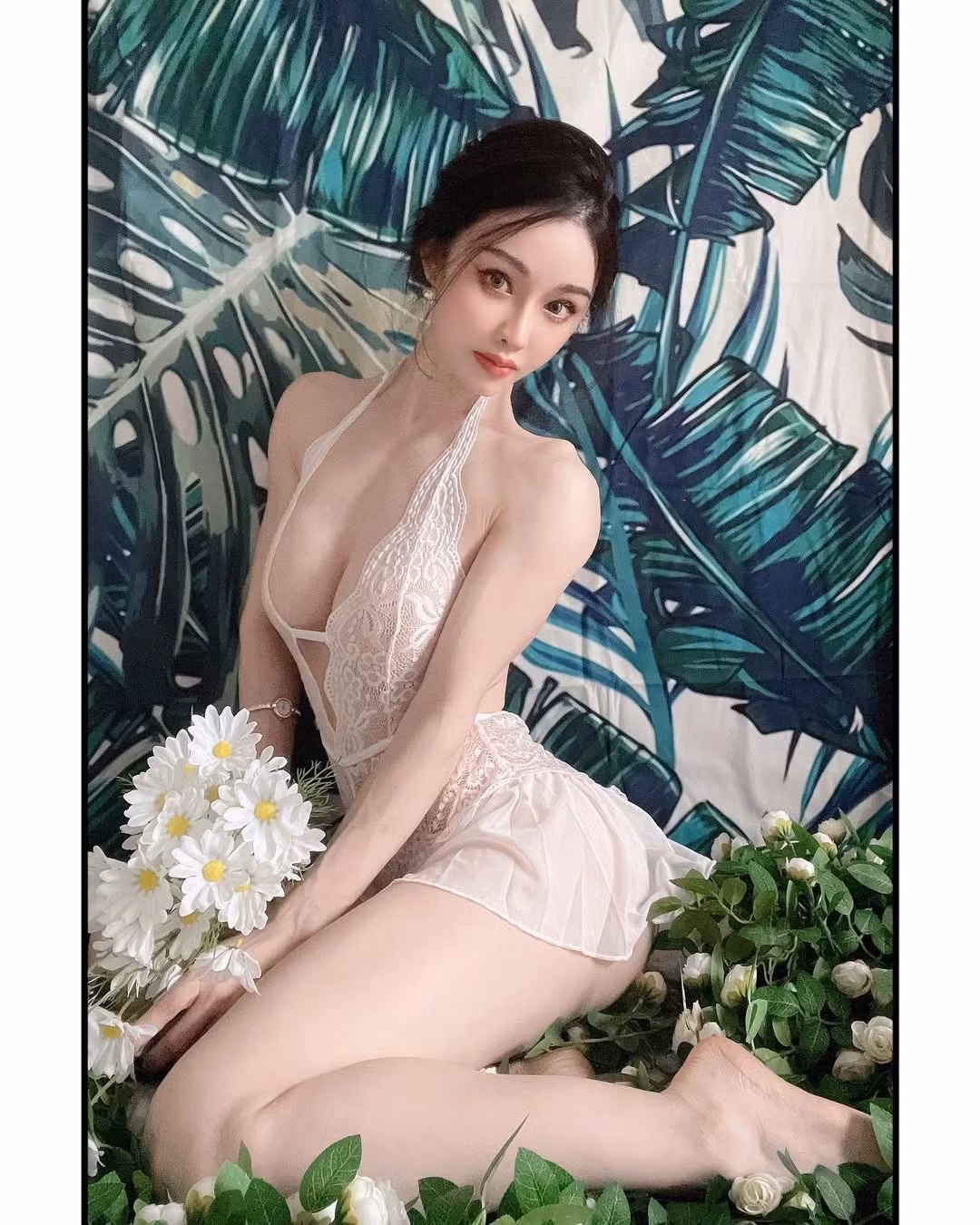 Yuan Herong sinh ra trong gia đình có truyền thống theo ngành y. Cô tốt nghiệp ngành y học cổ truyền và trở thành bác sĩ. Tuy nhiên, niềm đam mê võ thuật và thể hình luôn cháy bỏng trong cô.