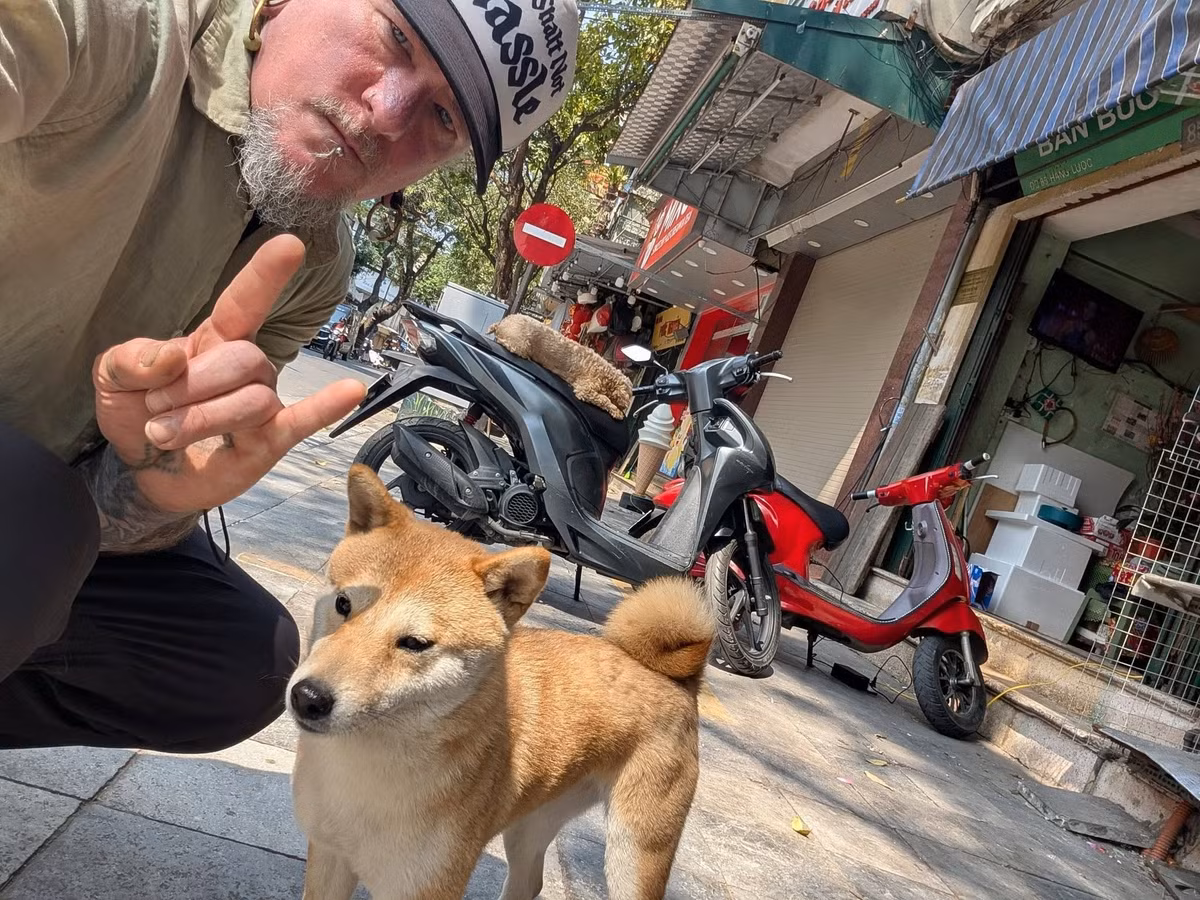 Chú chó này dường như cũng rất "hợp tác" để tạo nên những bức ảnh kỷ niệm khó quên.