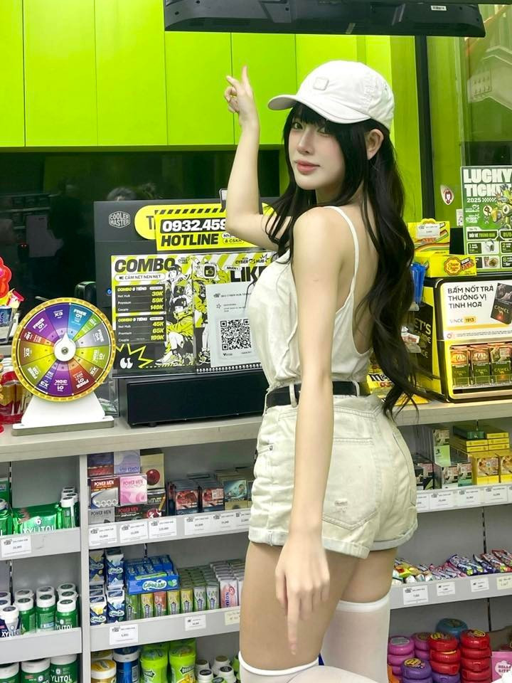 Cô nàng từng tham gia diễn xuất trong một số MV như "Cô ta" của Lil Shady, "Kiếp người" của Lã Lâm Phong... hay một vai phụ trong sitcom "Trò đời".