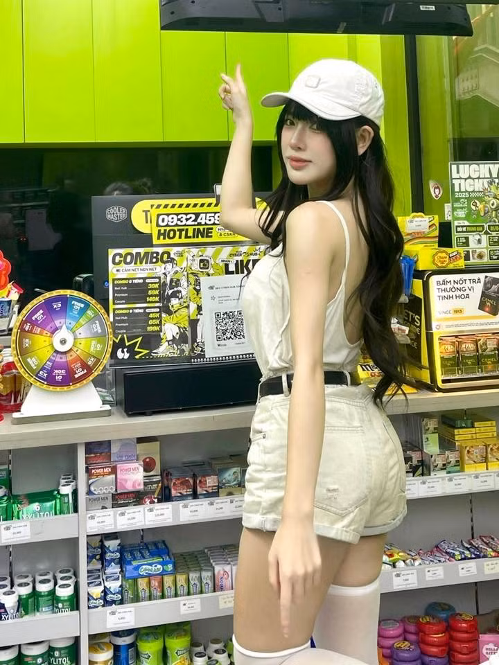 Cô nàng từng tham gia diễn xuất trong một số MV như "Cô ta" của Lil Shady, "Kiếp người" của Lã Lâm Phong... hay một vai phụ trong sitcom "Trò đời".