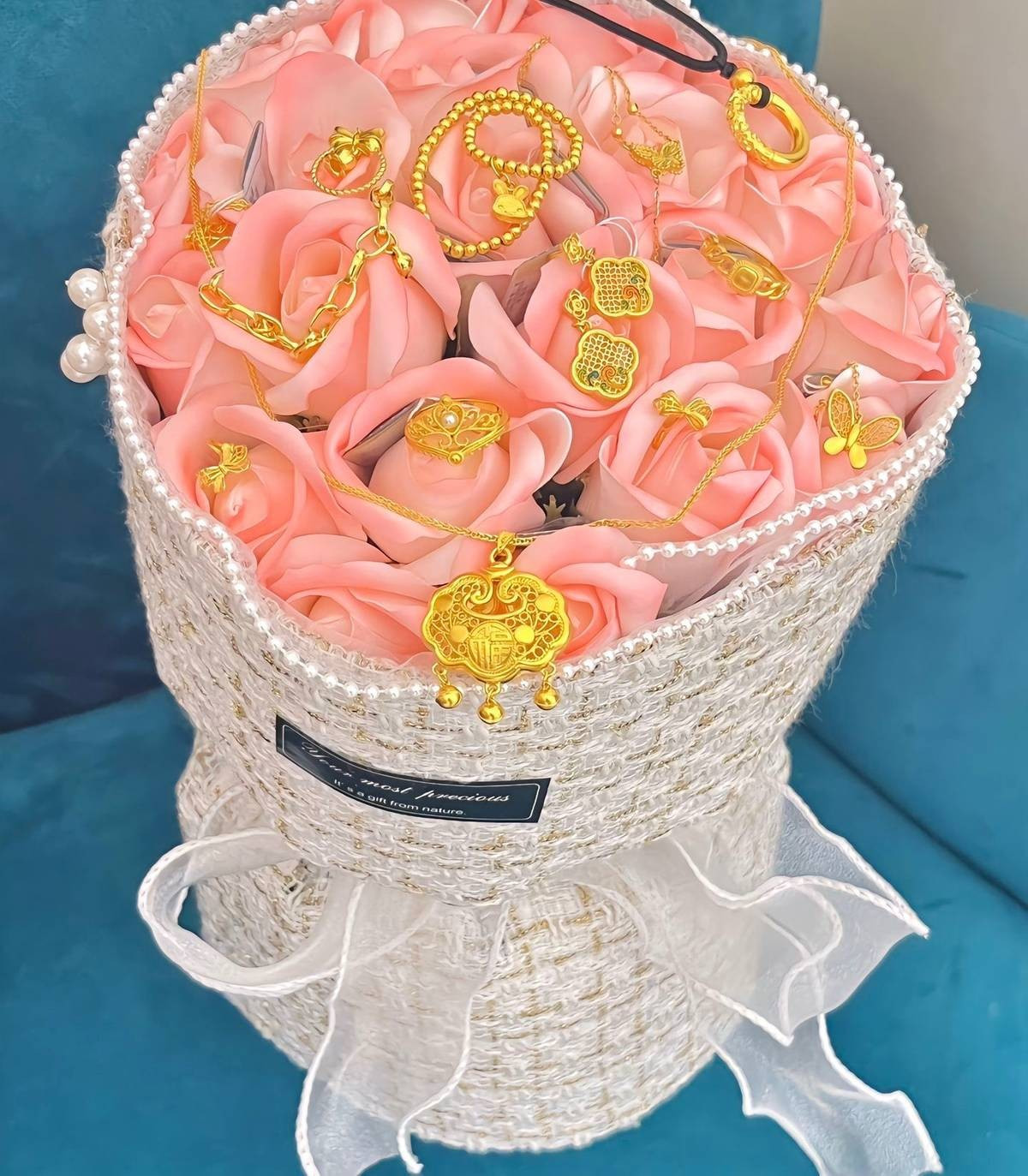 Nhiều cửa hàng trang sức kết hợp các món đồ bằng vàng với những bó hoa lụa, hoa sáp khiến món quà thêm "chói mắt" hơn bao giờ hết.